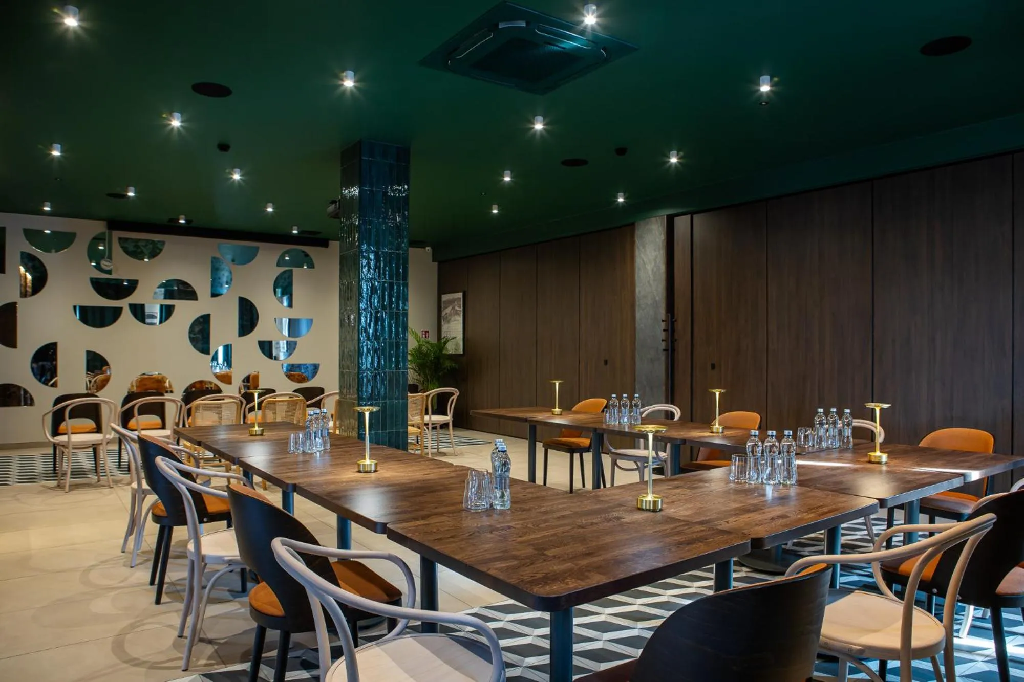 Restaurant/places to eat in Gold Hotel