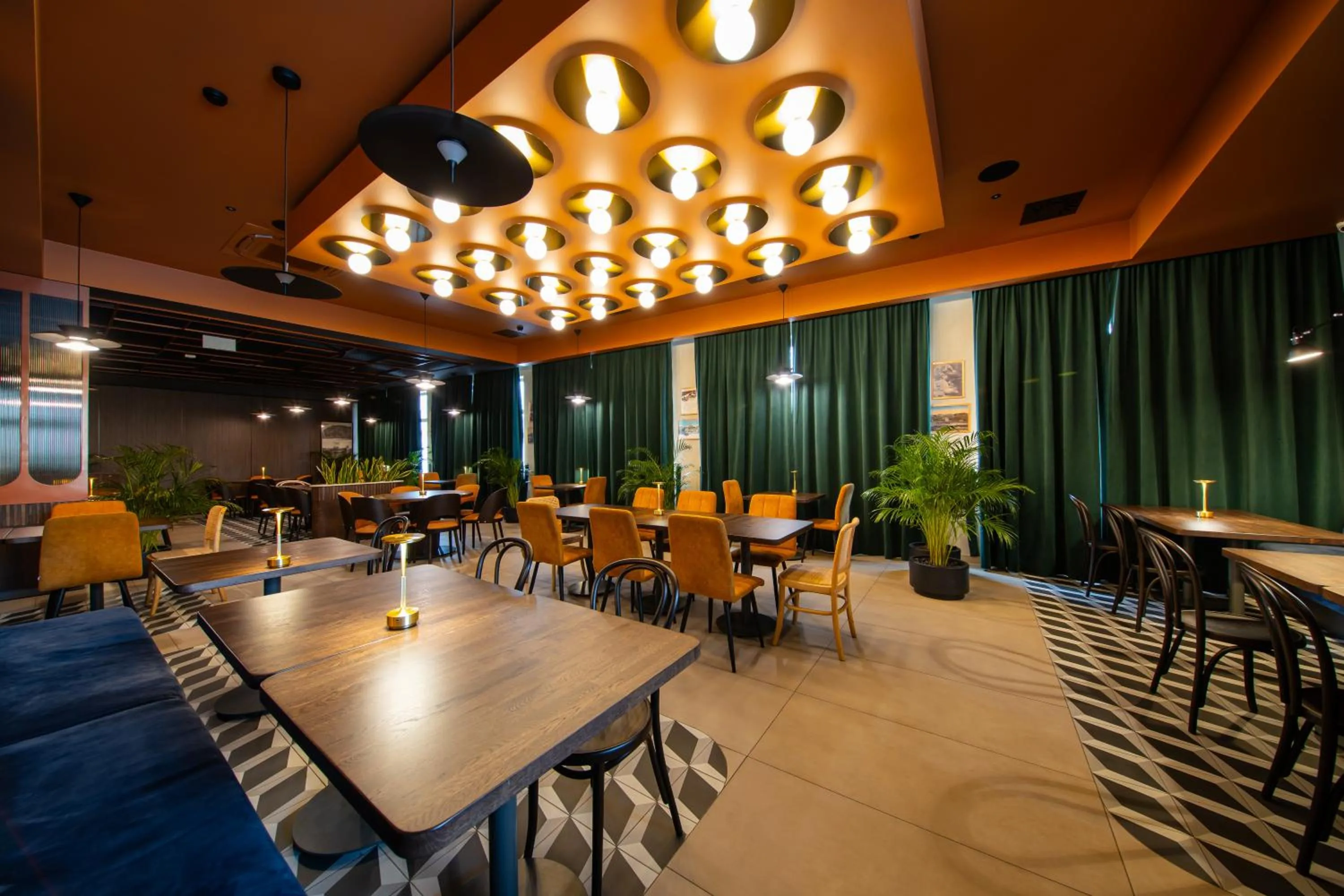 Restaurant/places to eat in Gold Hotel