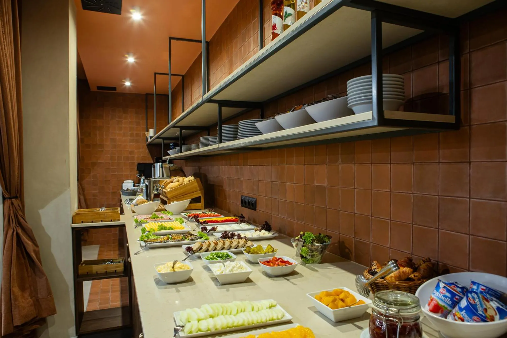 Food and drinks in Gold Hotel