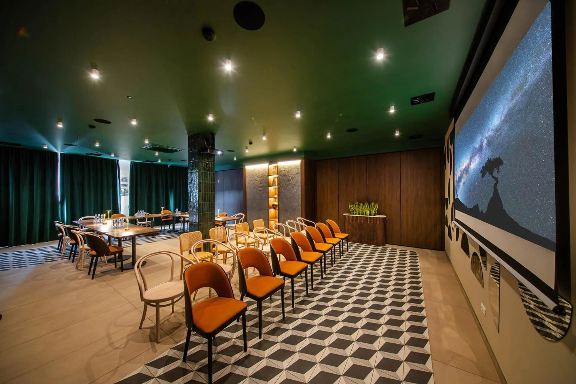 Restaurant/places to eat in Gold Hotel