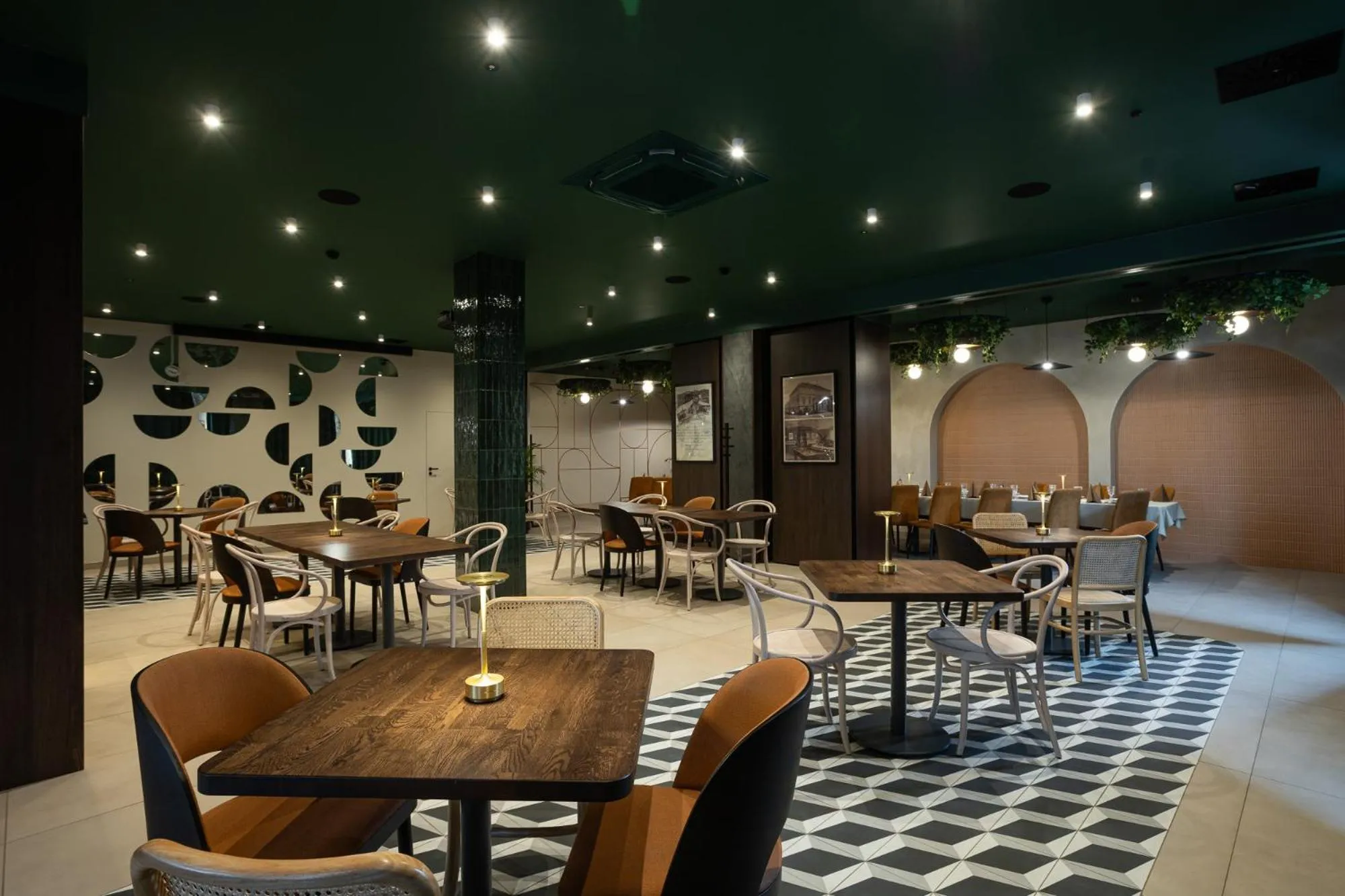 Restaurant/places to eat in Gold Hotel