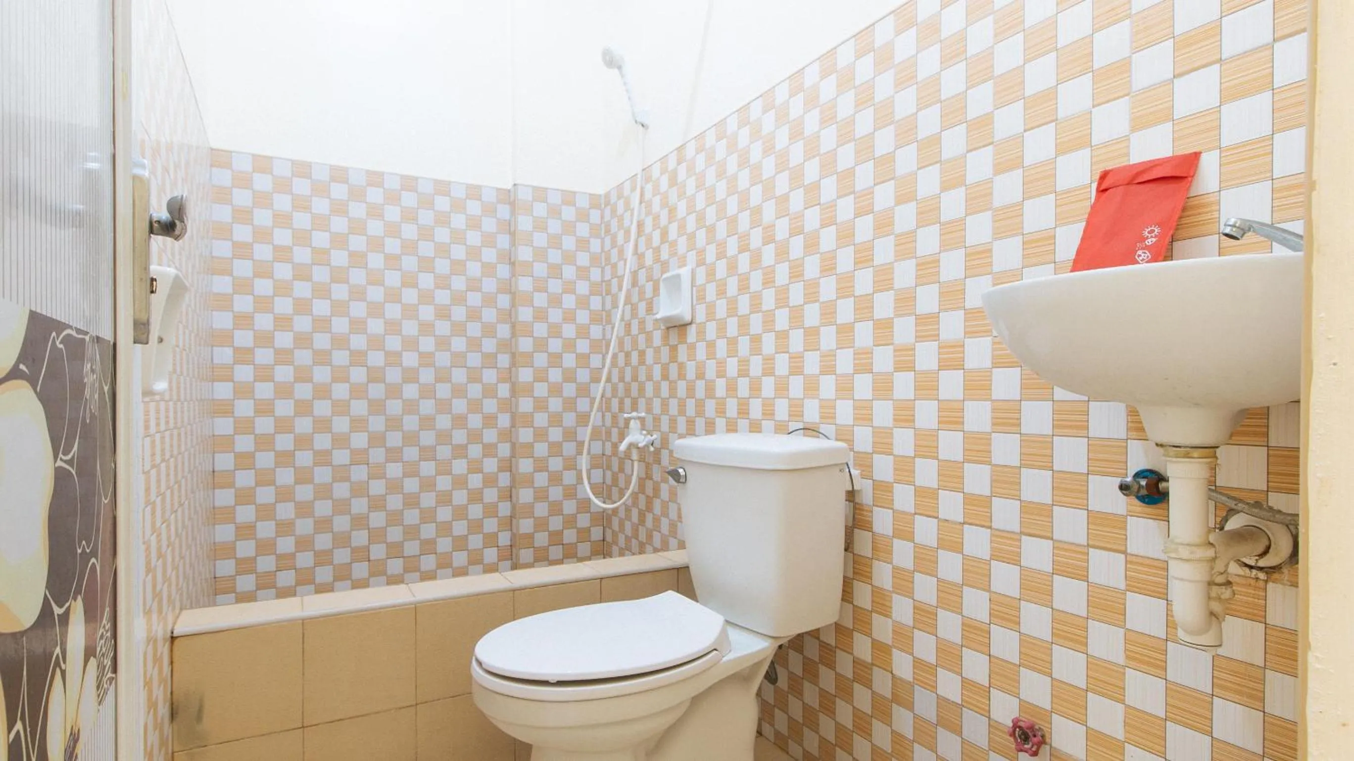 Shower in RedDoorz @ Golden Skye Hotel Guagua