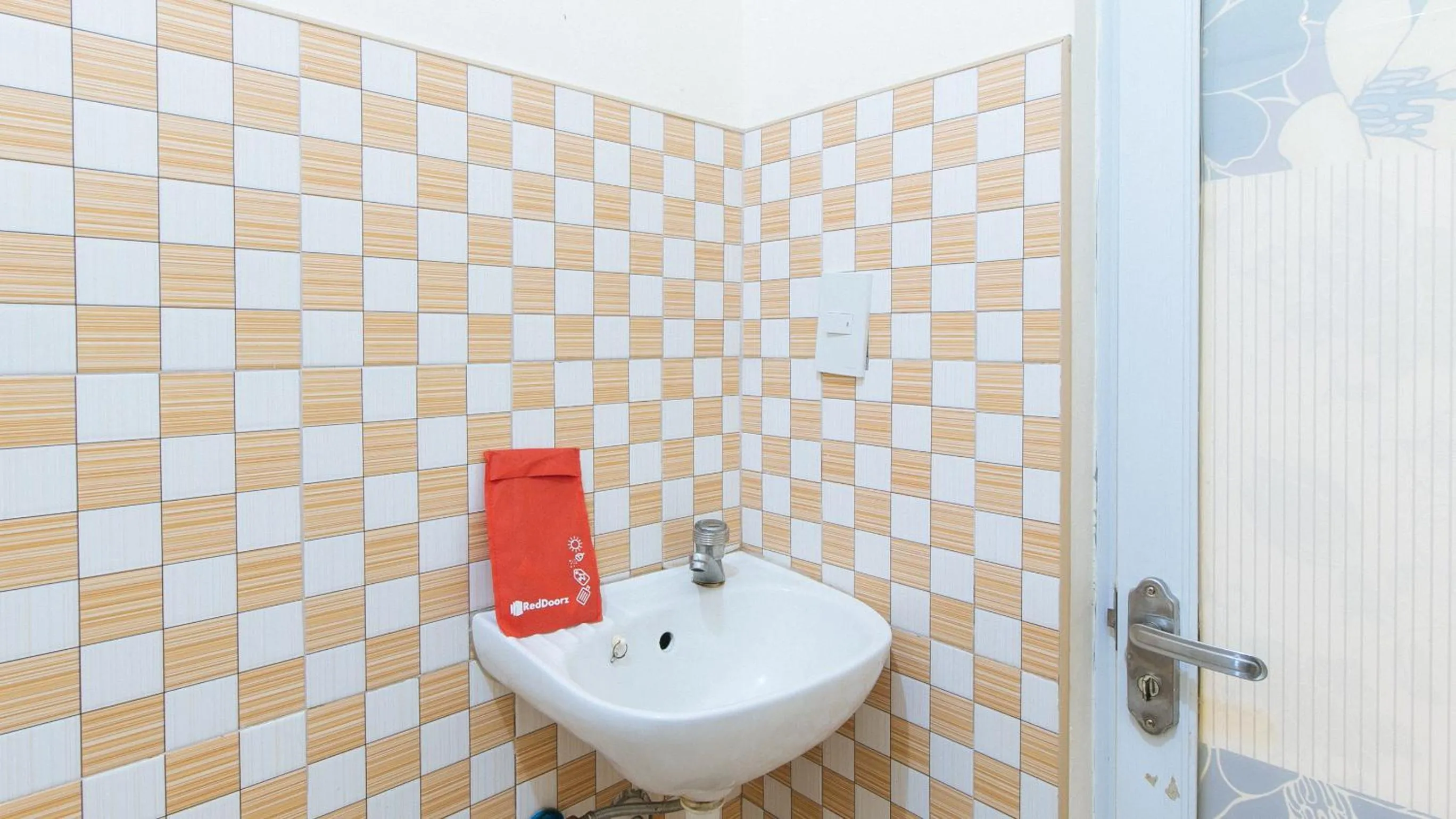 Bathroom in RedDoorz @ Golden Skye Hotel Guagua