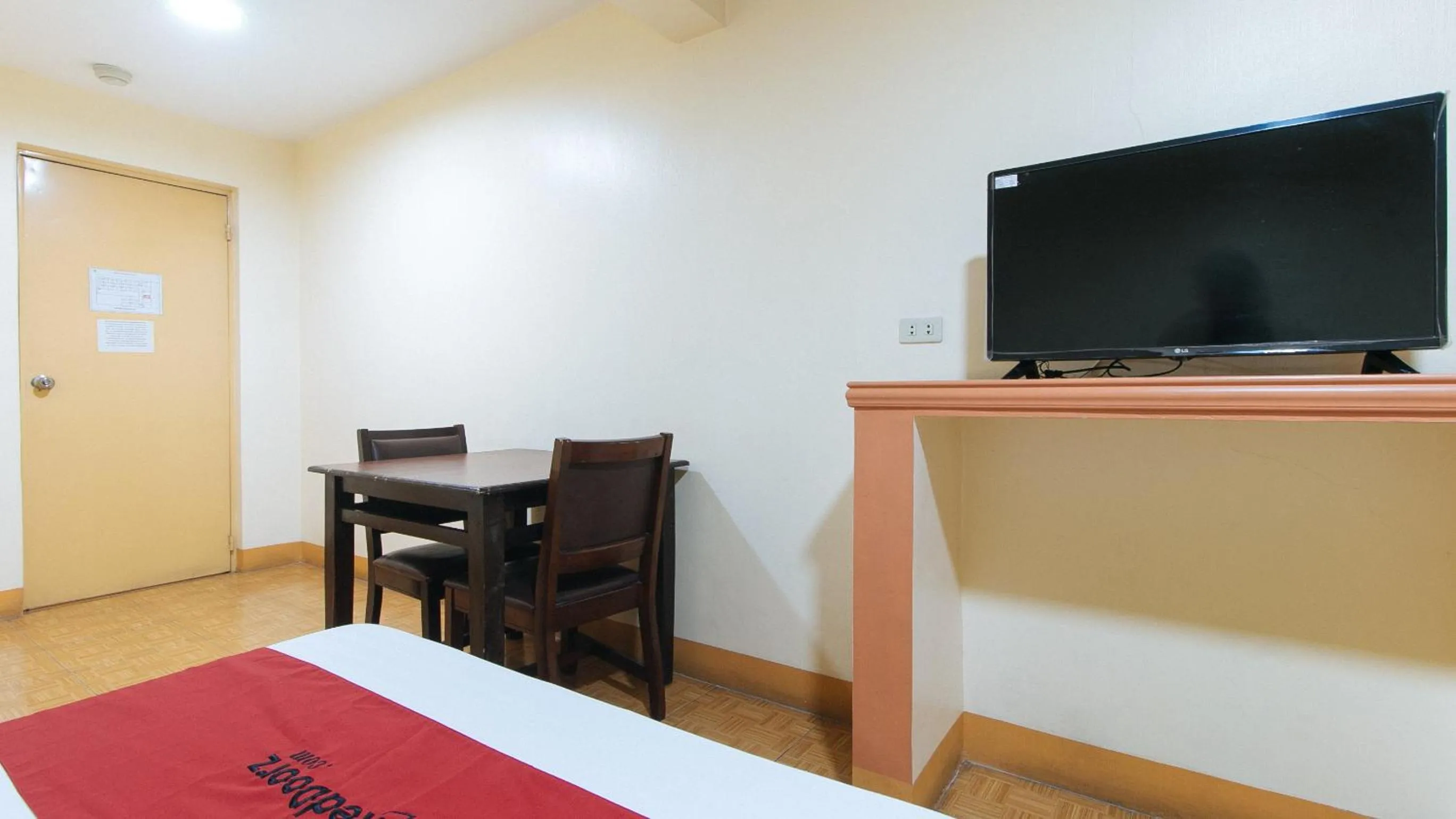 TV and multimedia, Bed in RedDoorz @ Golden Victory Hotel Mabalacat Pampanga