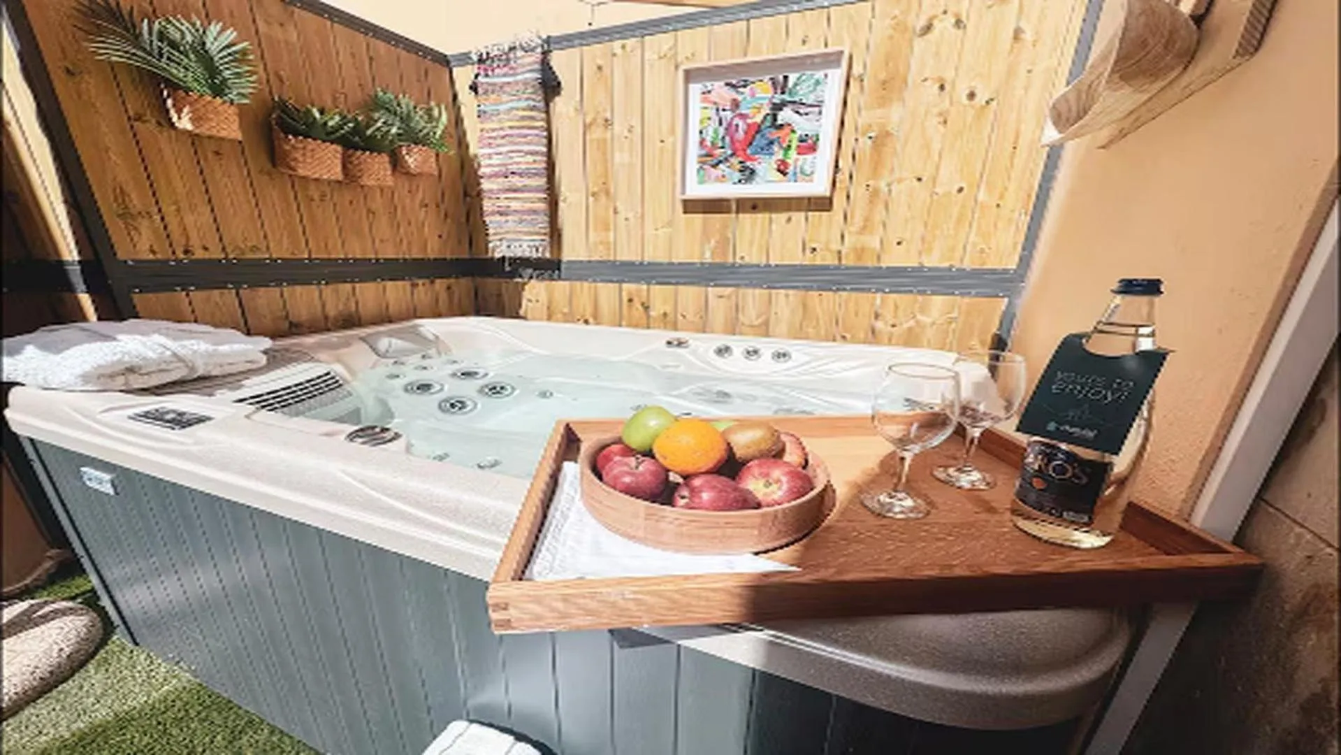 Hot Tub in Gateway Suites