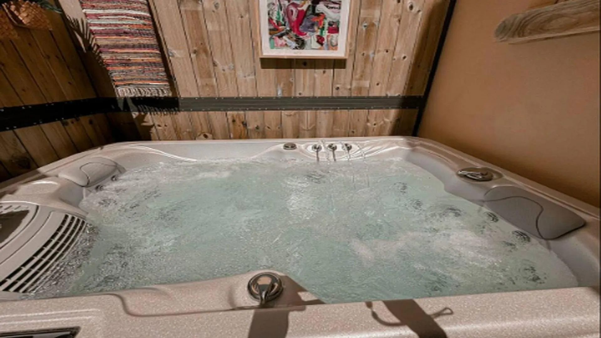 Hot Tub in Gateway Suites