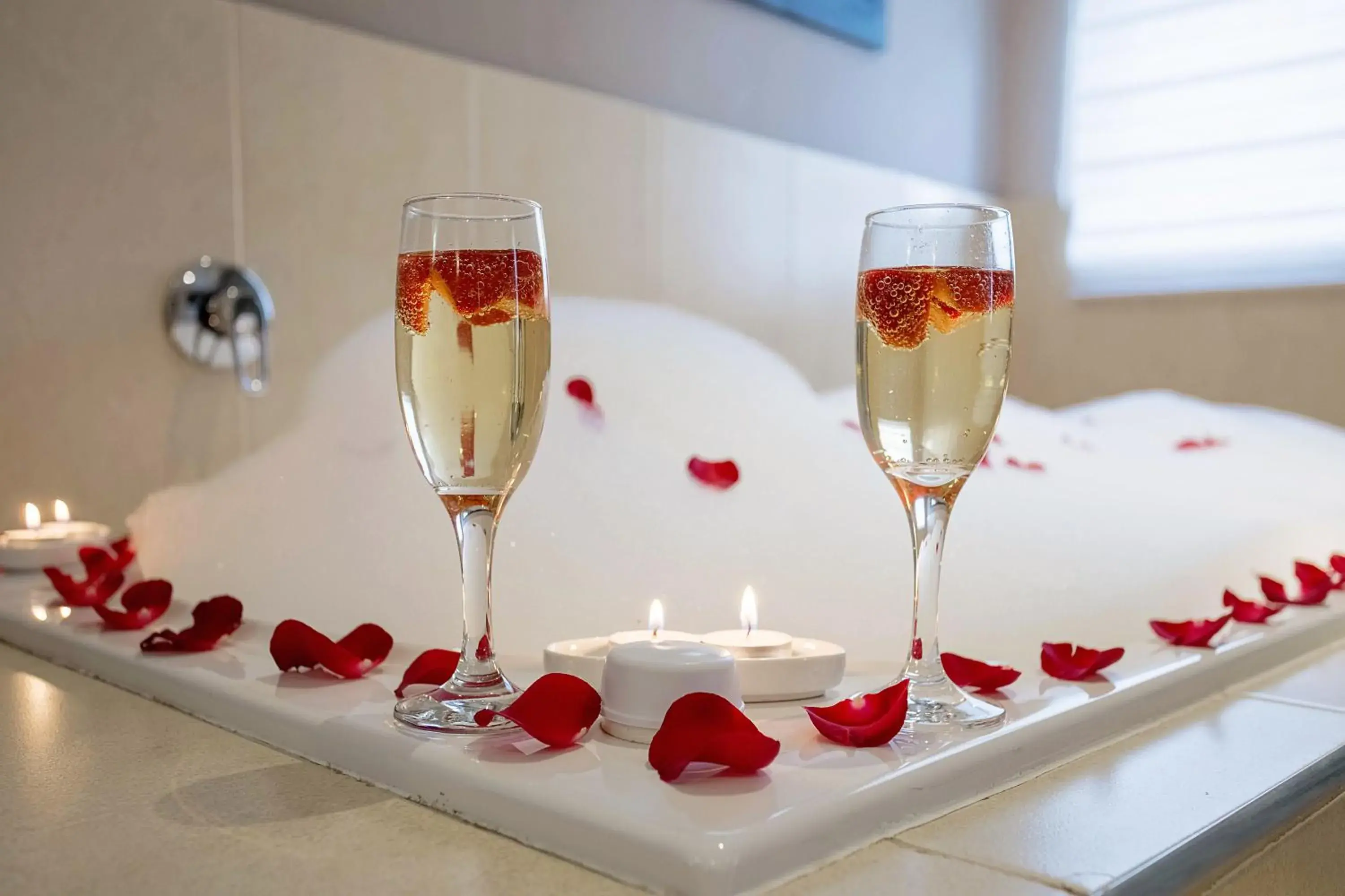 Suite with Lake View in Three Oaks and an Aloe Boutique Hotel Suite with Lake View in Three Oaks and an Aloe Boutique Hotel