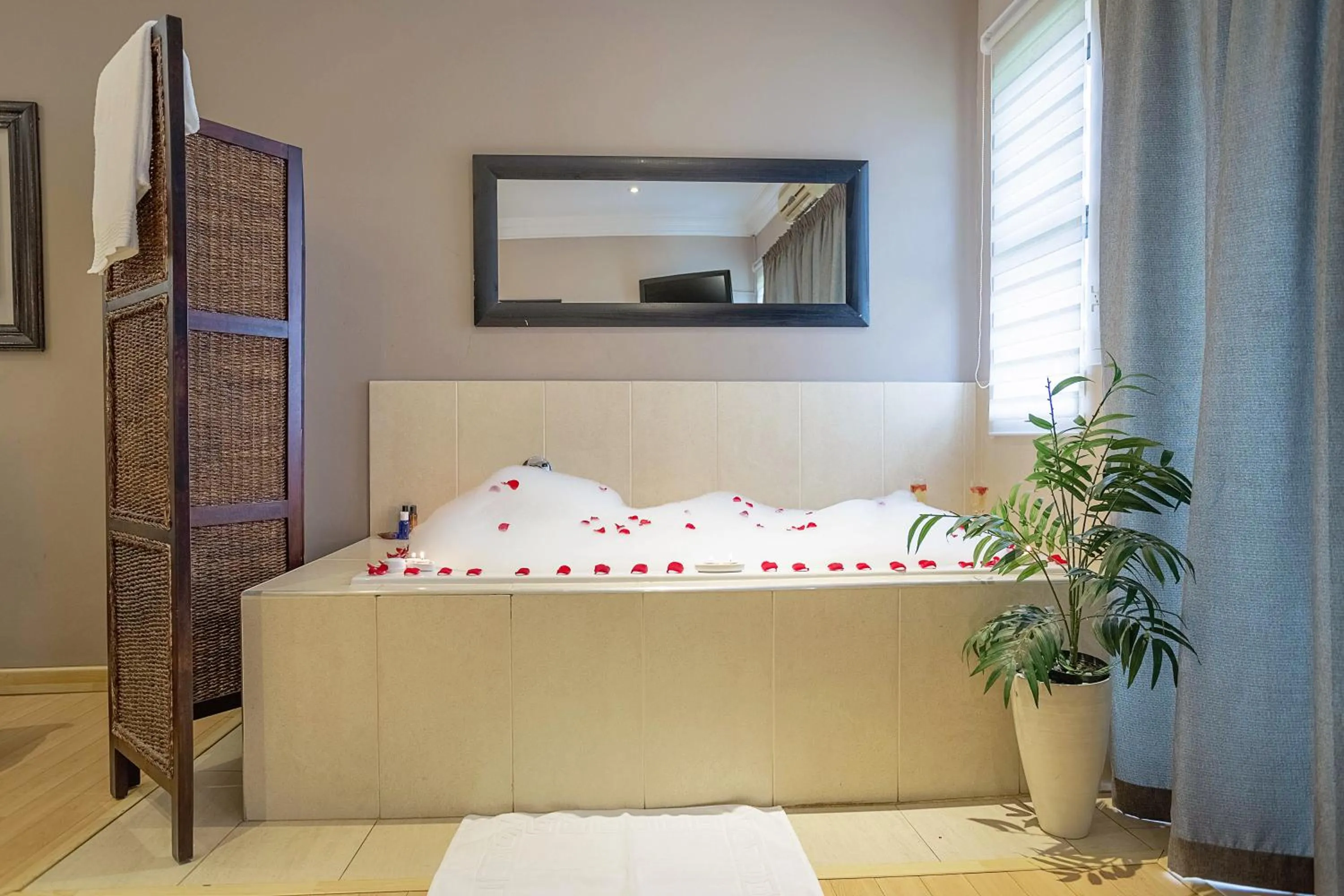 Bathroom, Bed in Three Oaks and an Aloe Boutique Hotel