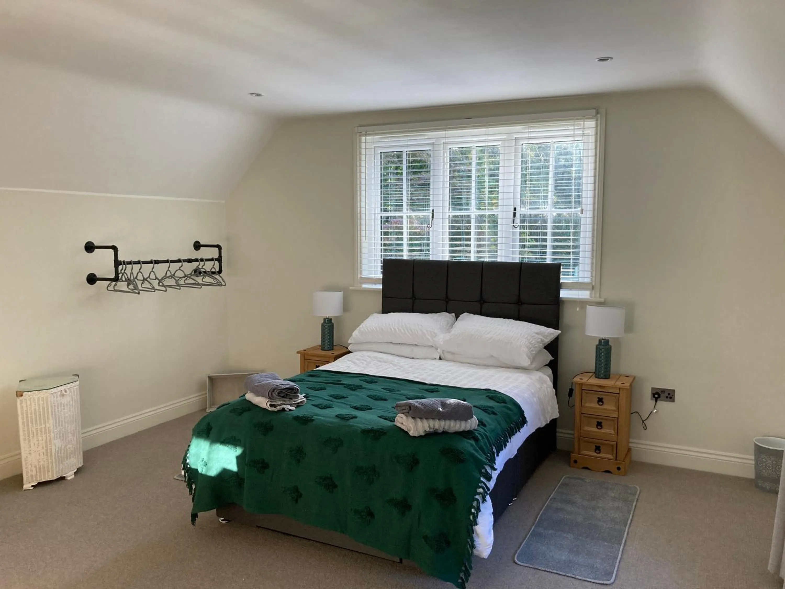 Bed in 5Bed-10Guests-Fireplace-HotTub-Pets ok-Parking