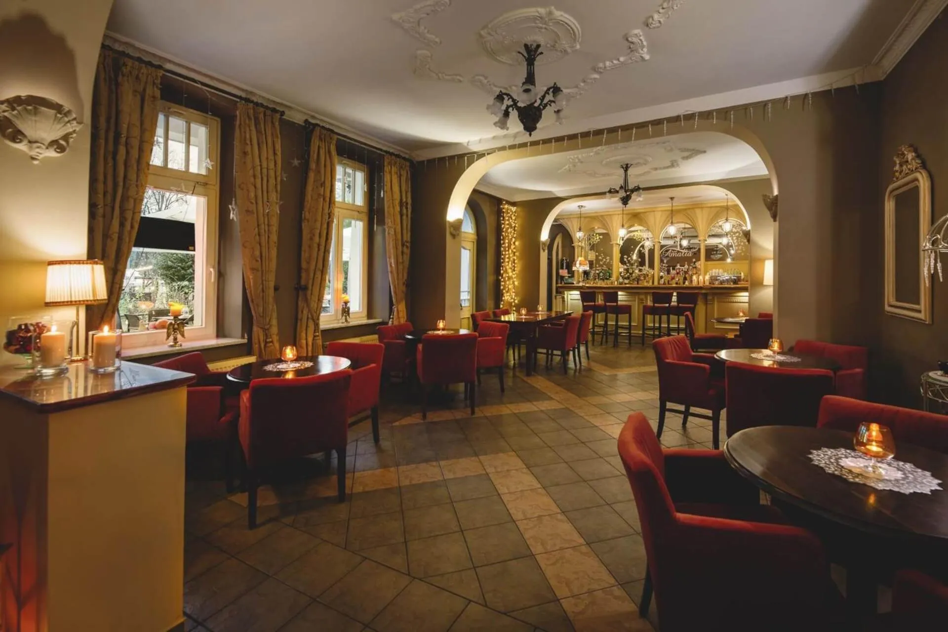 Restaurant/places to eat in Hotel Amalia