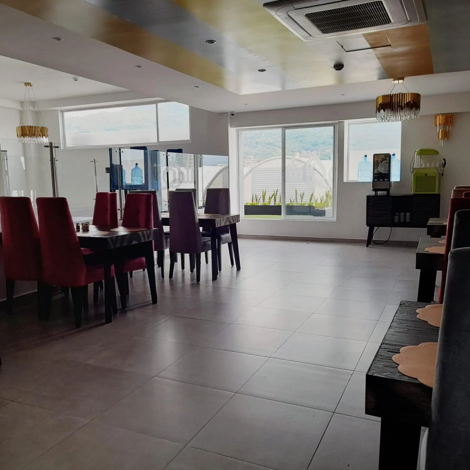 Restaurant/places to eat in Hotel Qatar Cali