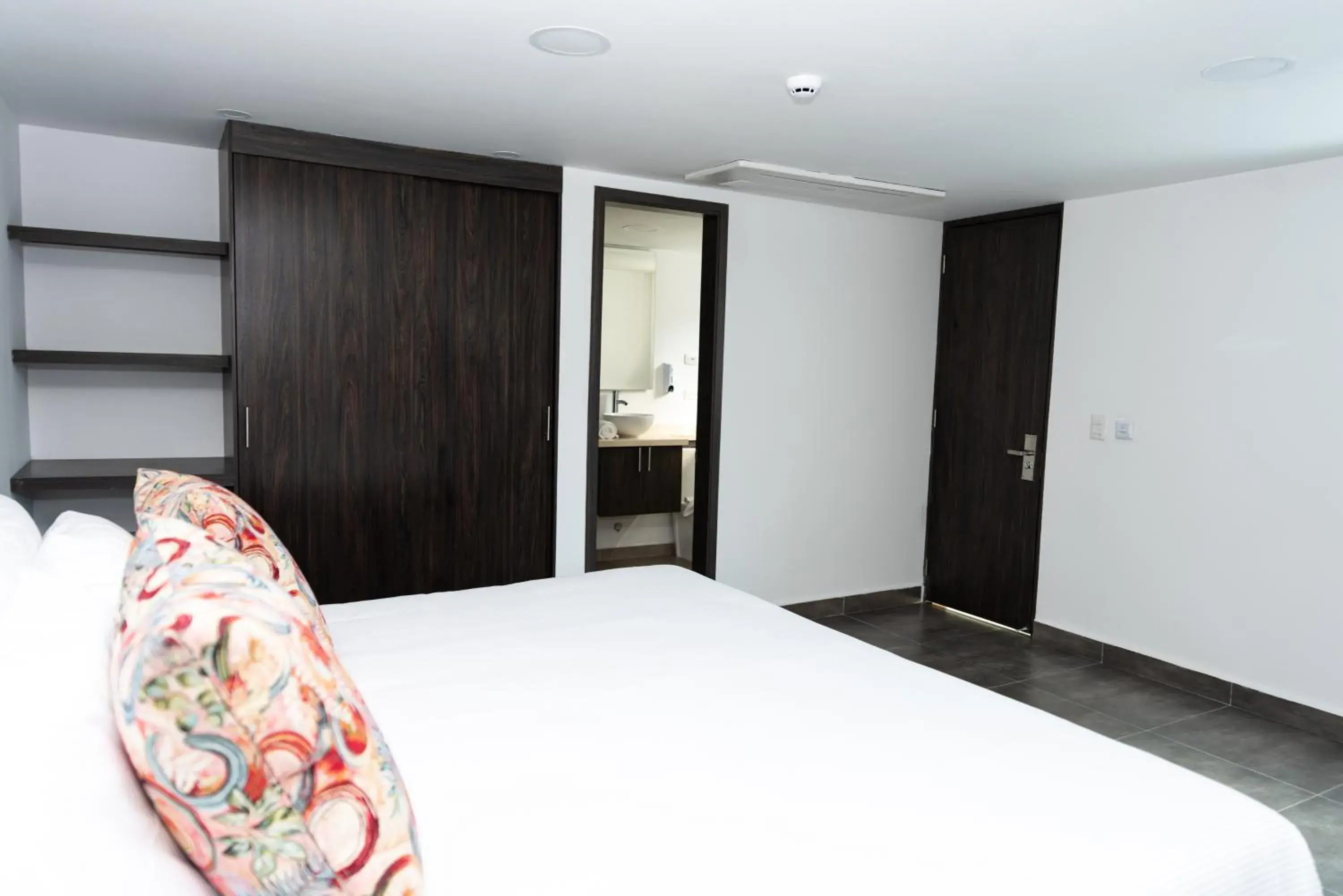 Deluxe Queen Suite - single occupancy in Hotel Qatar Cali Deluxe Queen Suite - single occupancy in Hotel Qatar Cali