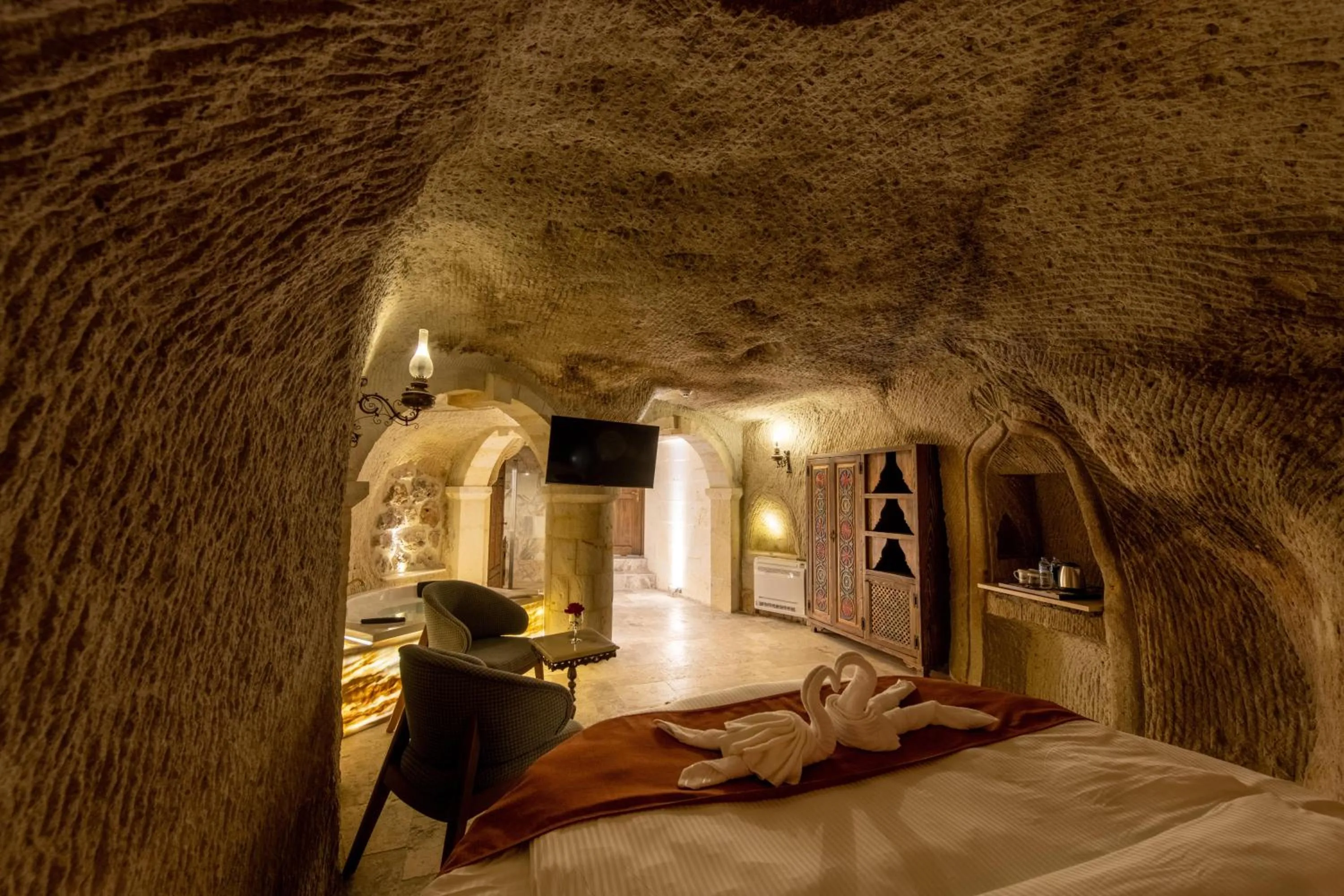 Photo of the whole room, Bed in Foremanson Cave Hotel