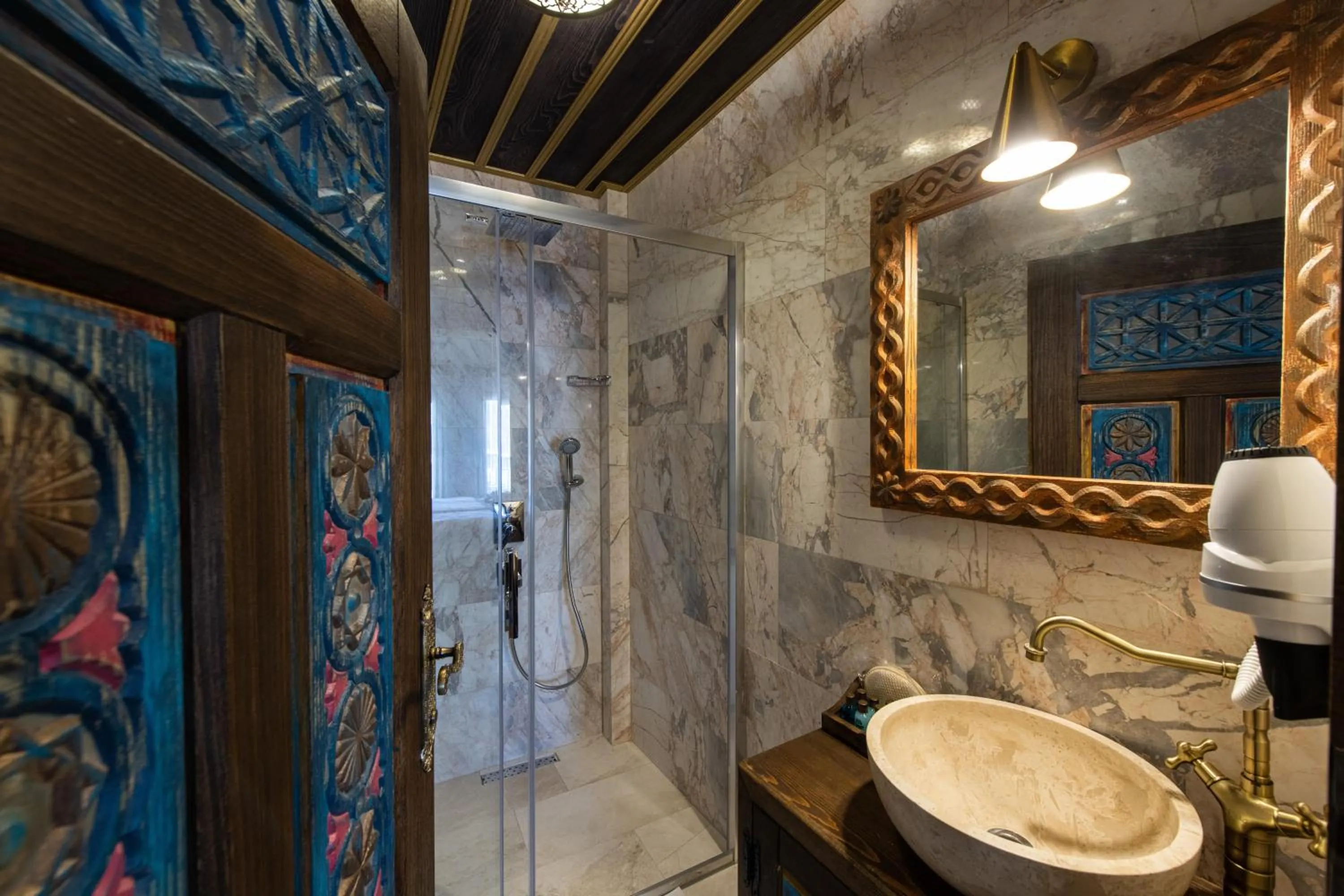 Bathroom in Foremanson Cave Hotel