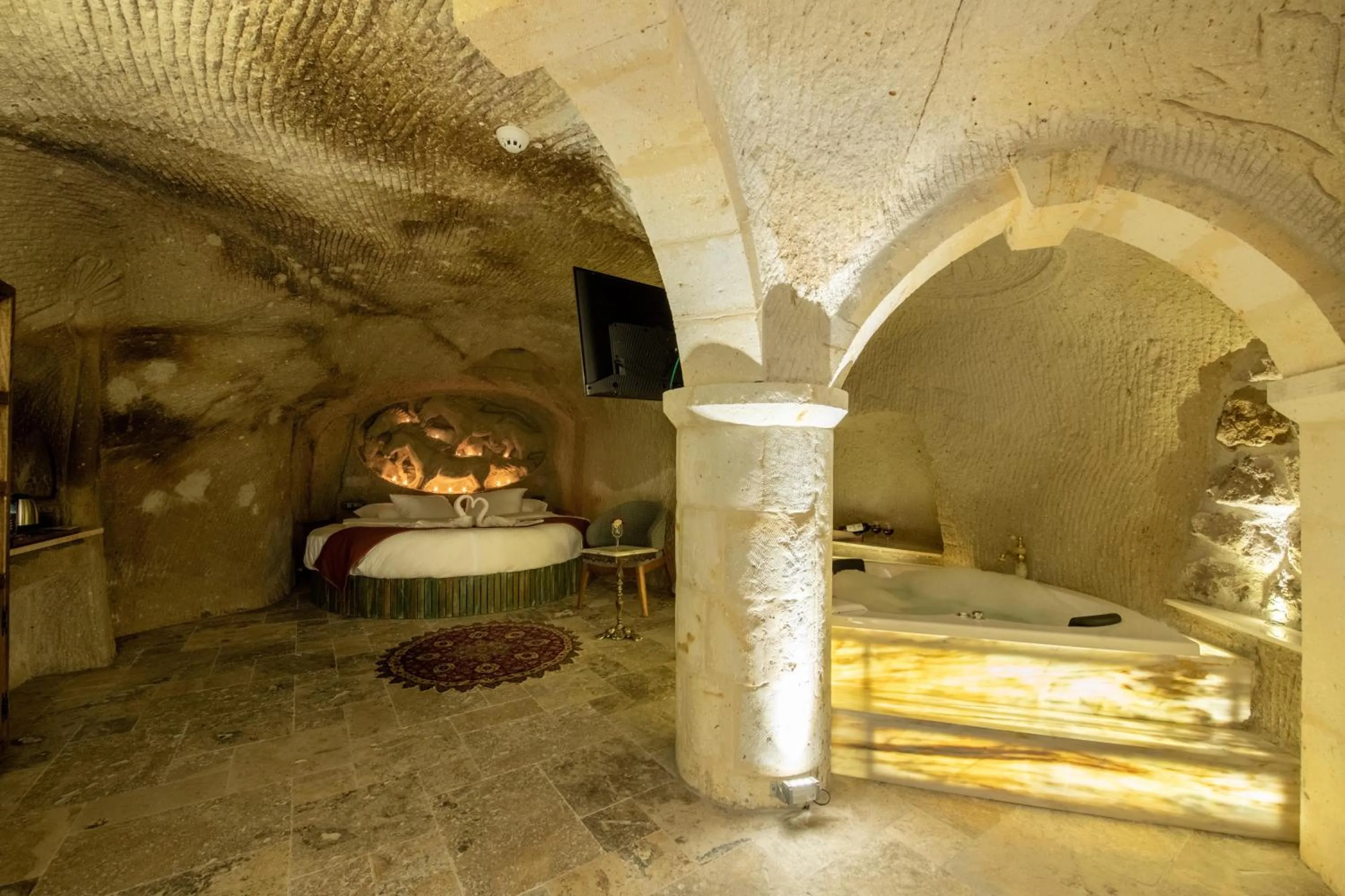 Photo of the whole room, Bed in Foremanson Cave Hotel