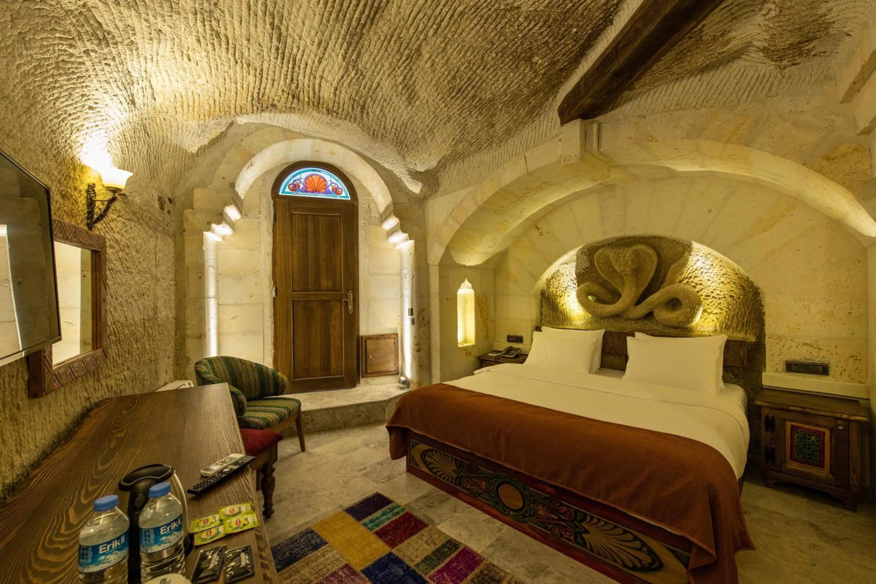 Photo of the whole room, Bed in Foremanson Cave Hotel