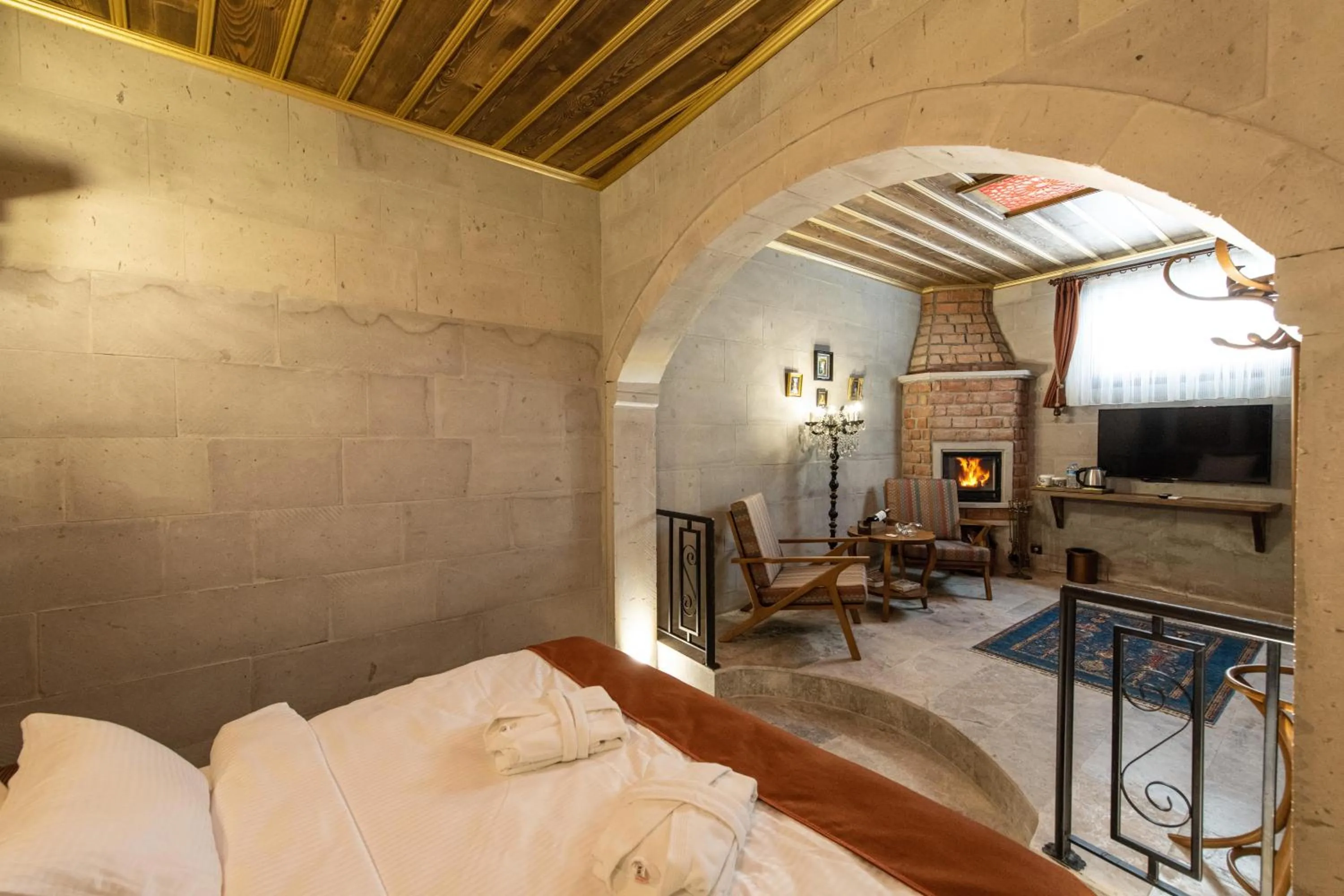 Photo of the whole room, Bed in Foremanson Cave Hotel