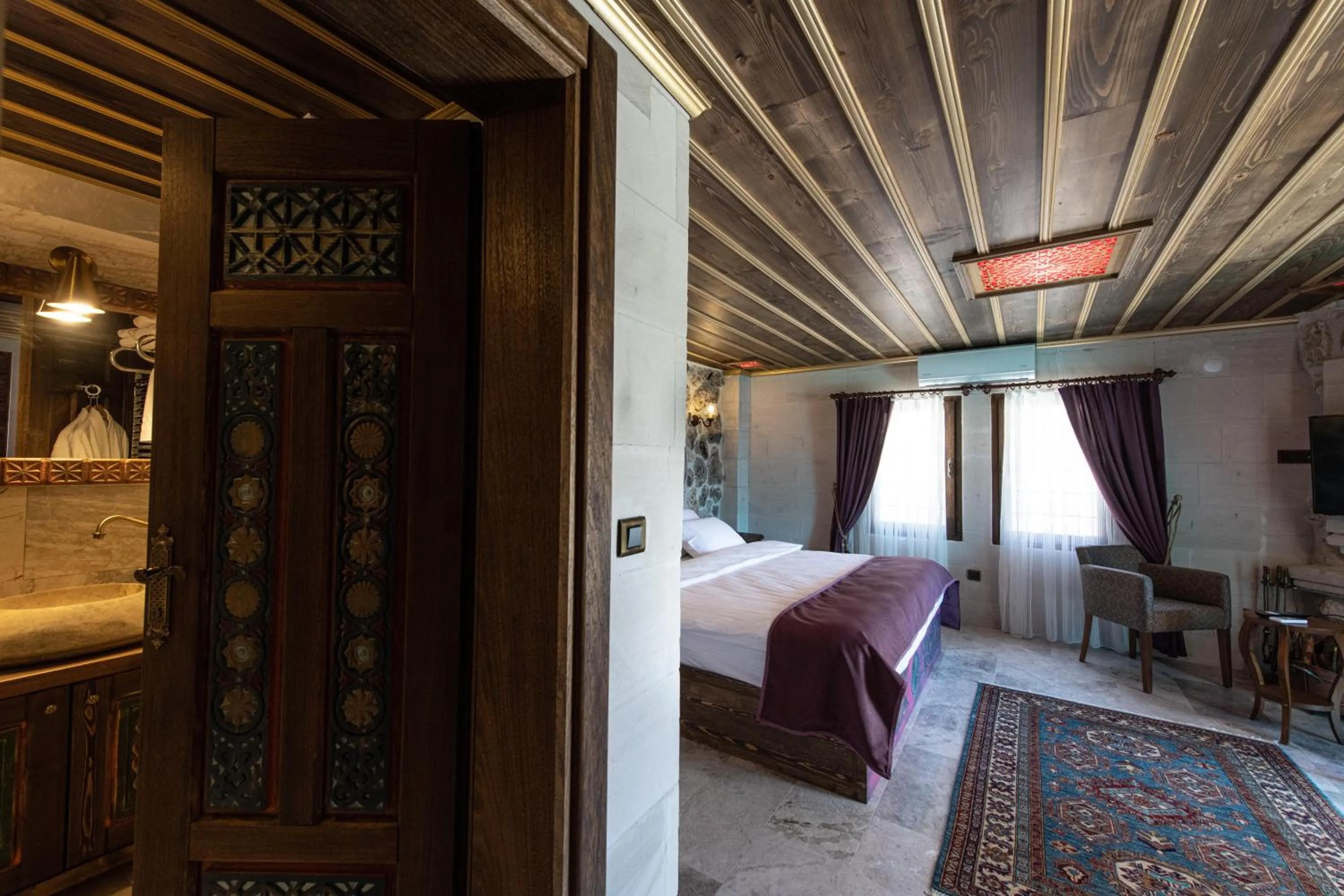 Photo of the whole room, Bed in Foremanson Cave Hotel