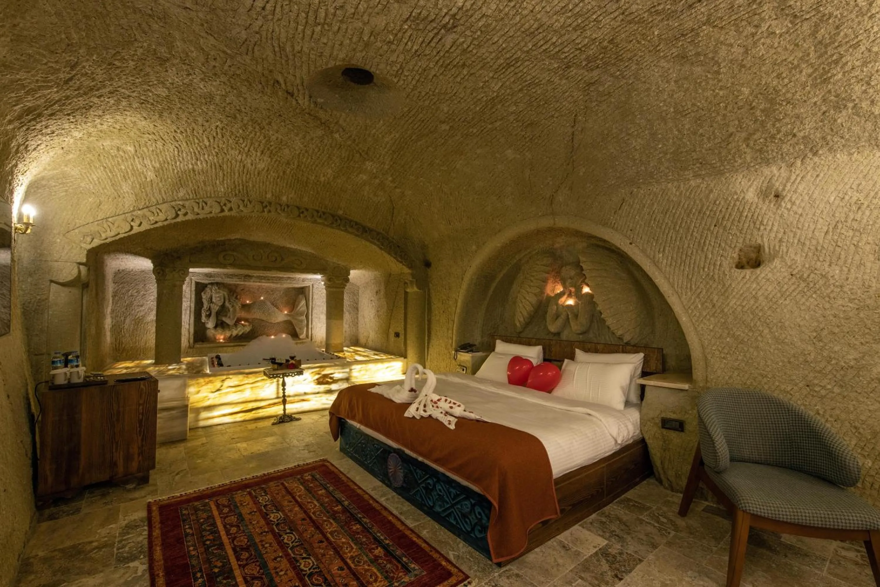 Photo of the whole room, Bed in Foremanson Cave Hotel