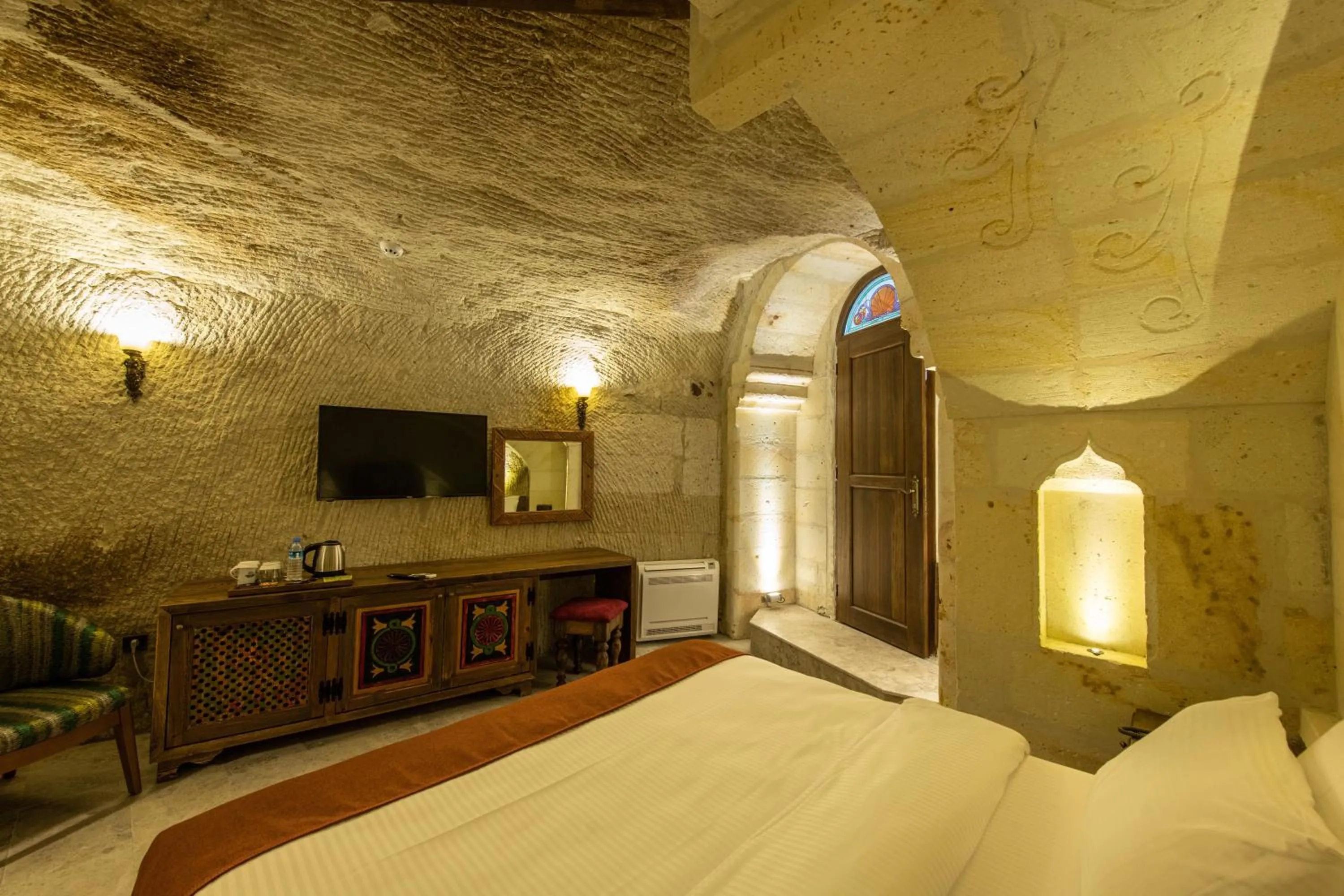 Photo of the whole room, Bed in Foremanson Cave Hotel