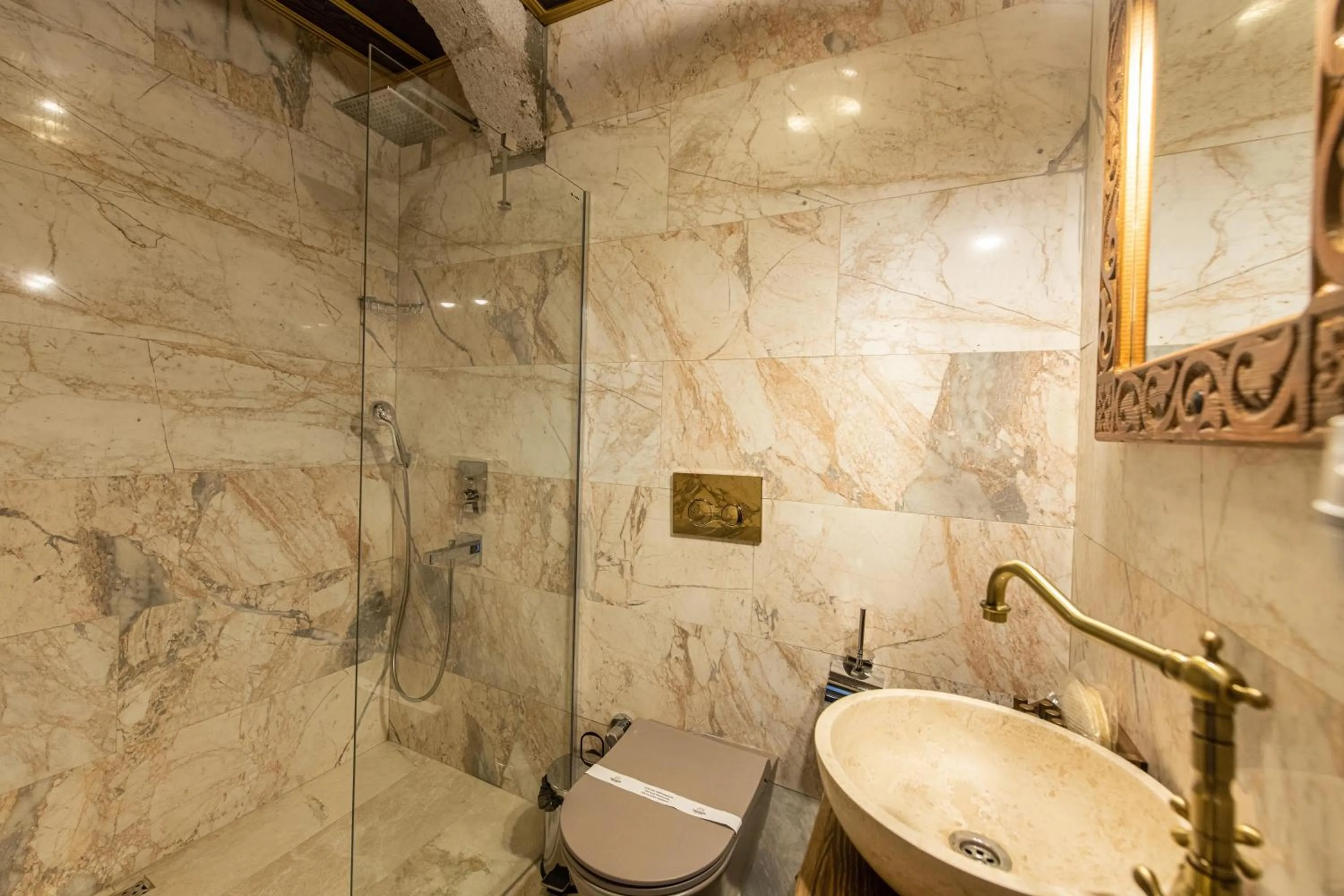 Bathroom in Foremanson Cave Hotel