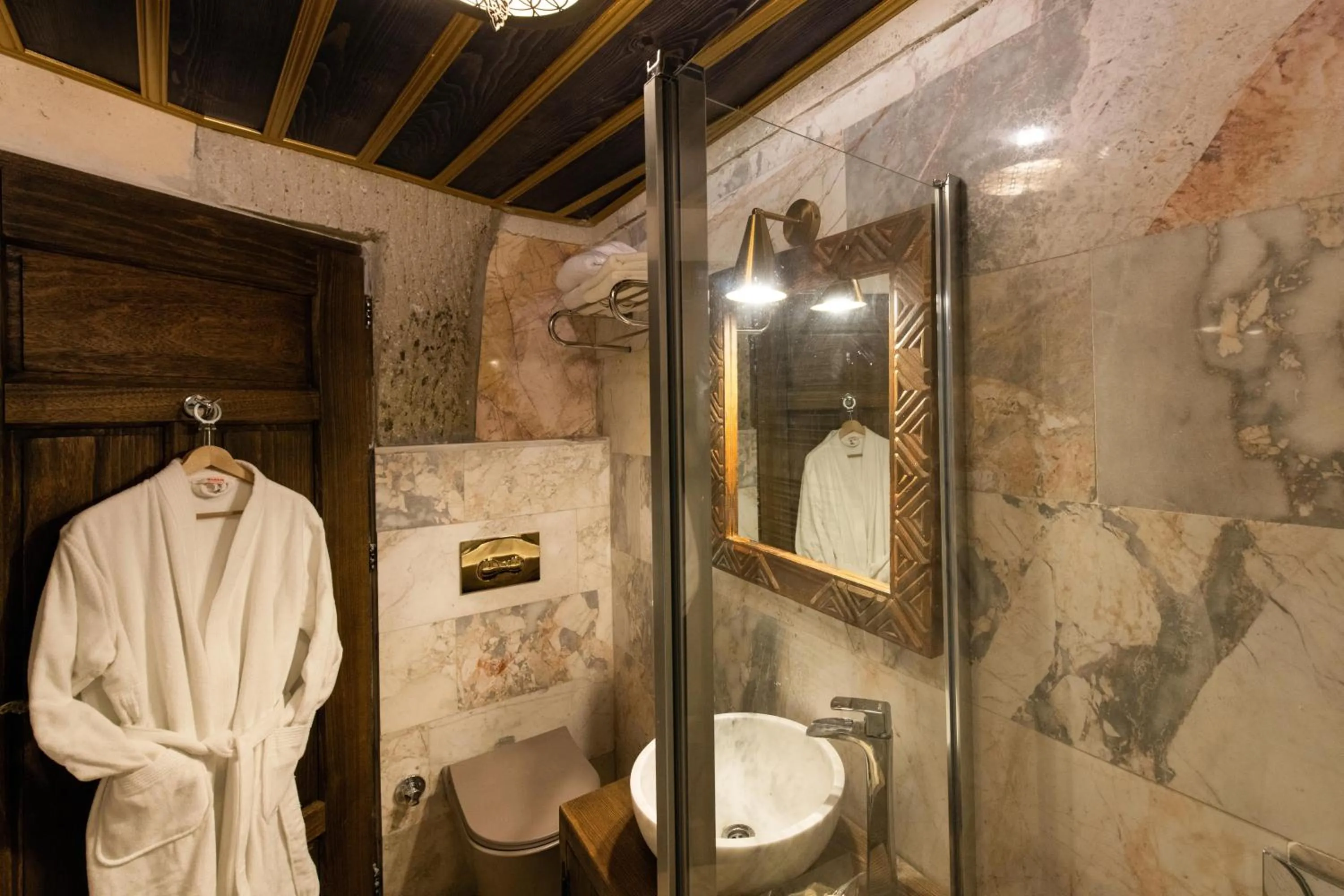 Bathroom in Foremanson Cave Hotel