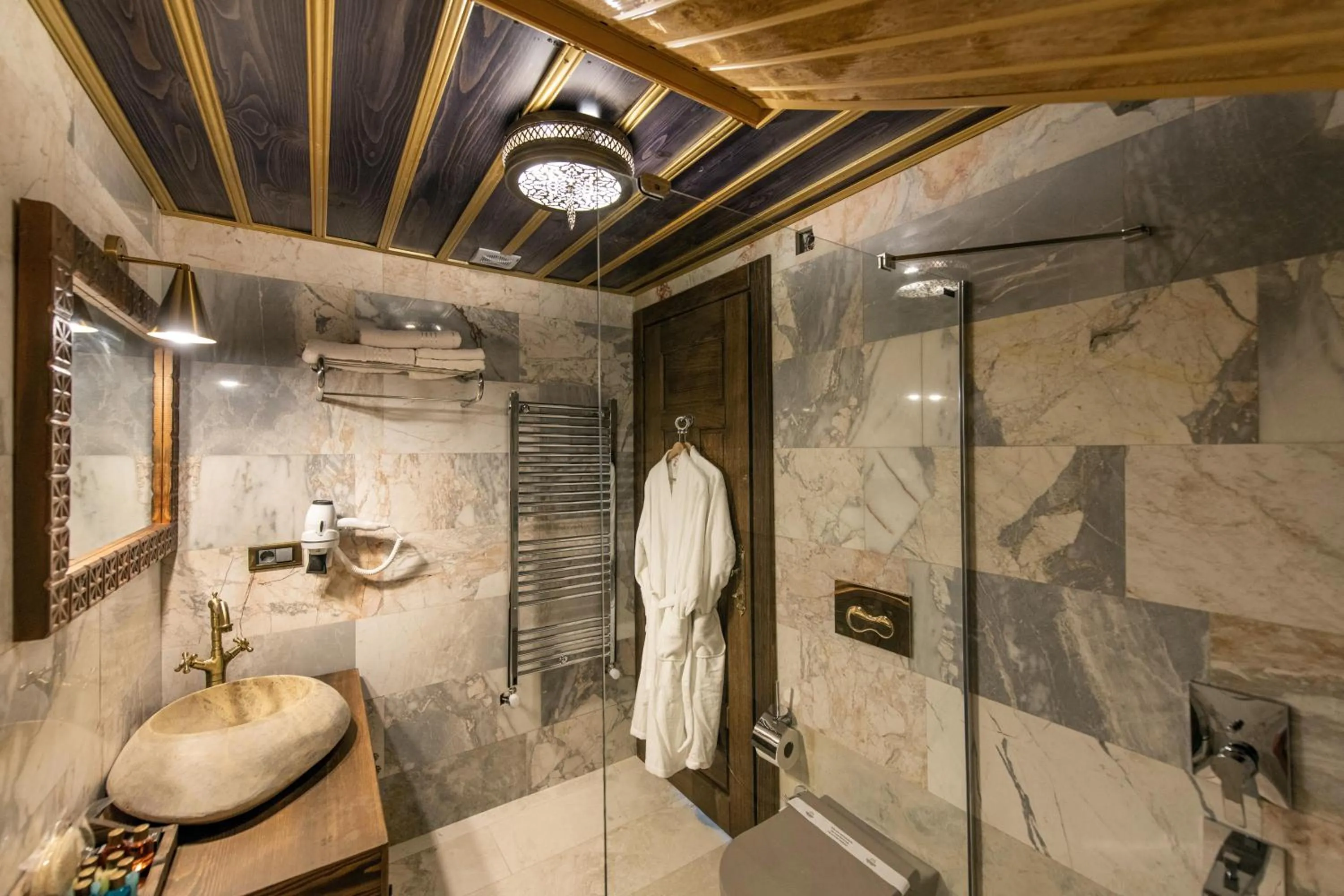 Bathroom in Foremanson Cave Hotel