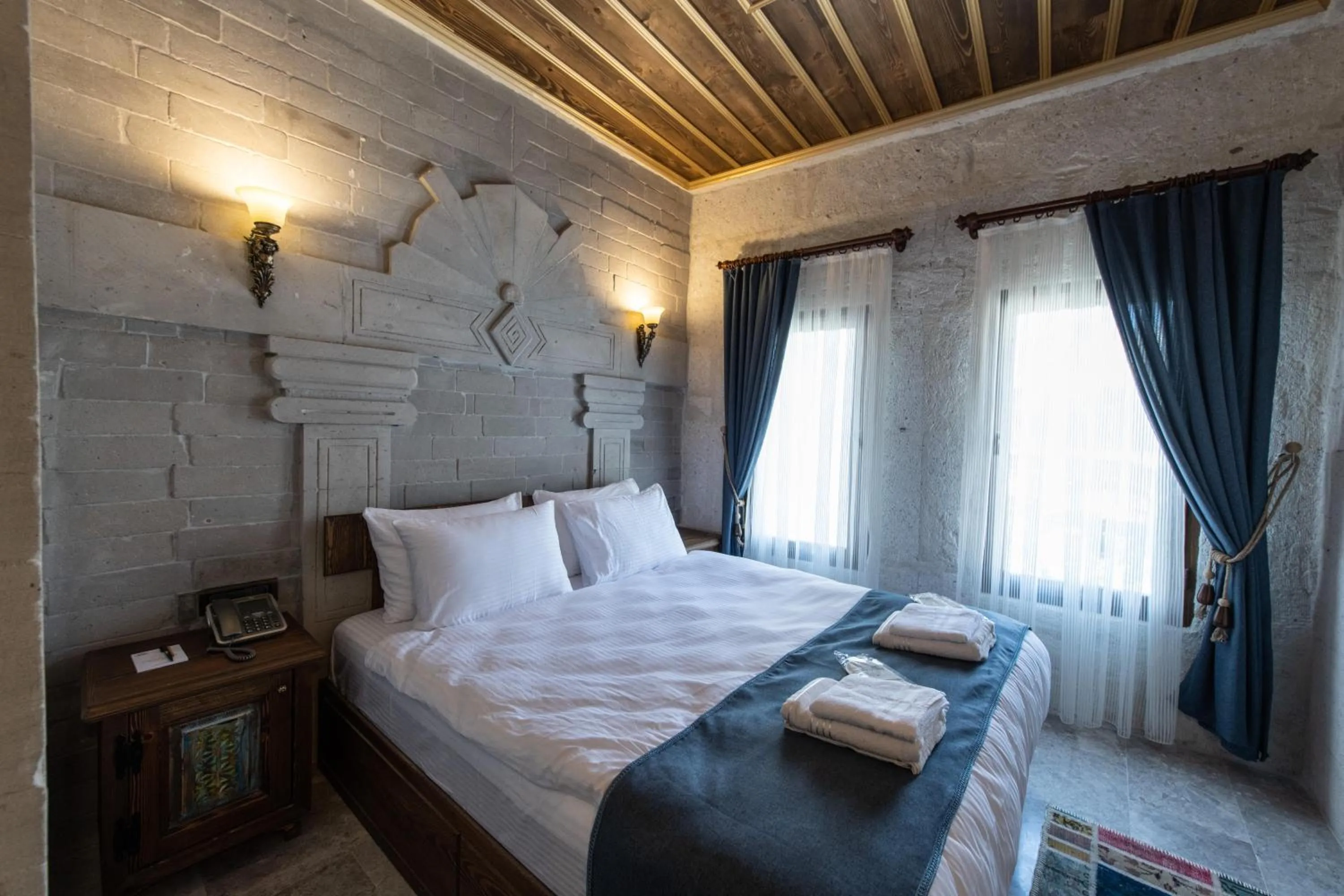 Photo of the whole room, Bed in Foremanson Cave Hotel