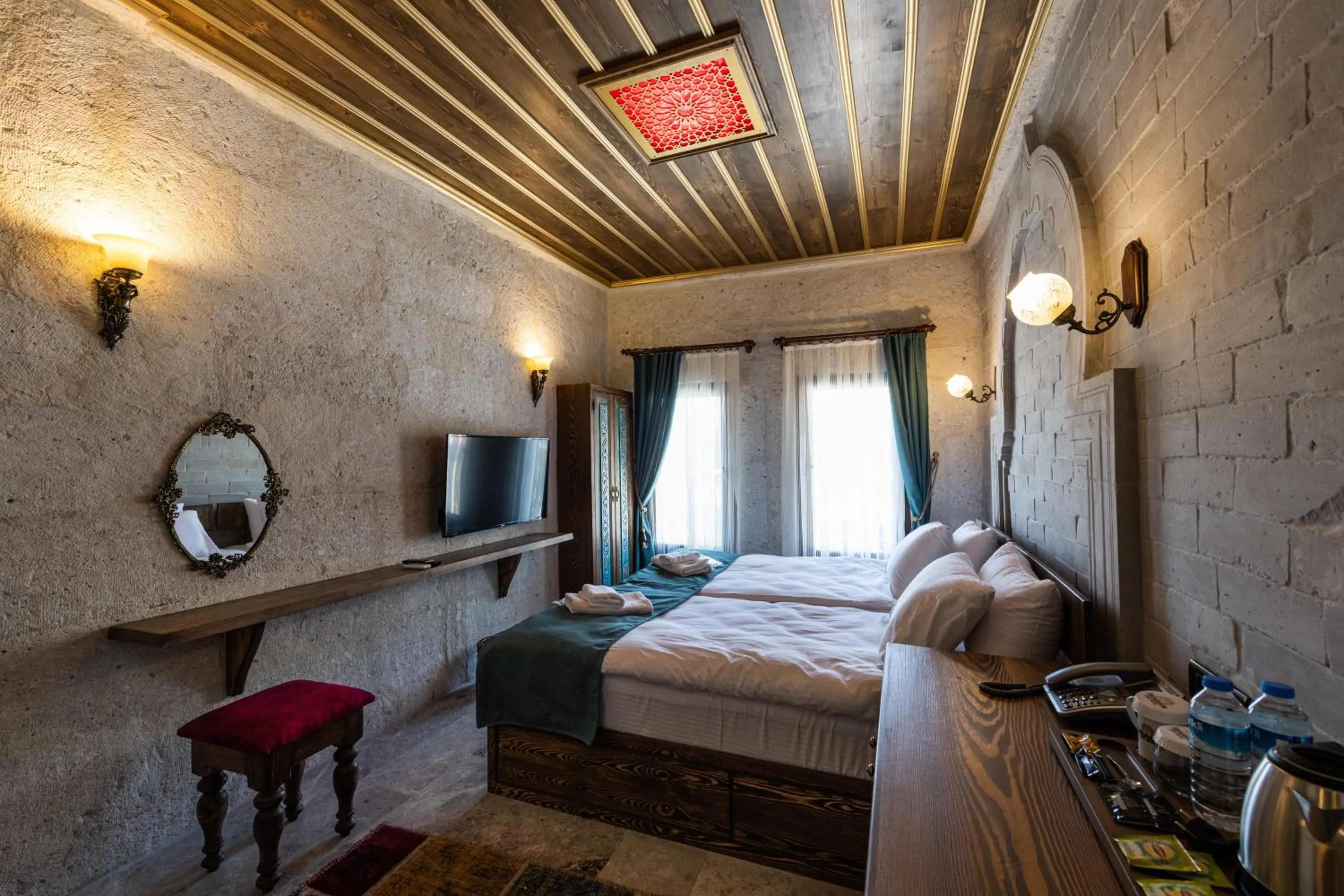 Photo of the whole room, Bed in Foremanson Cave Hotel