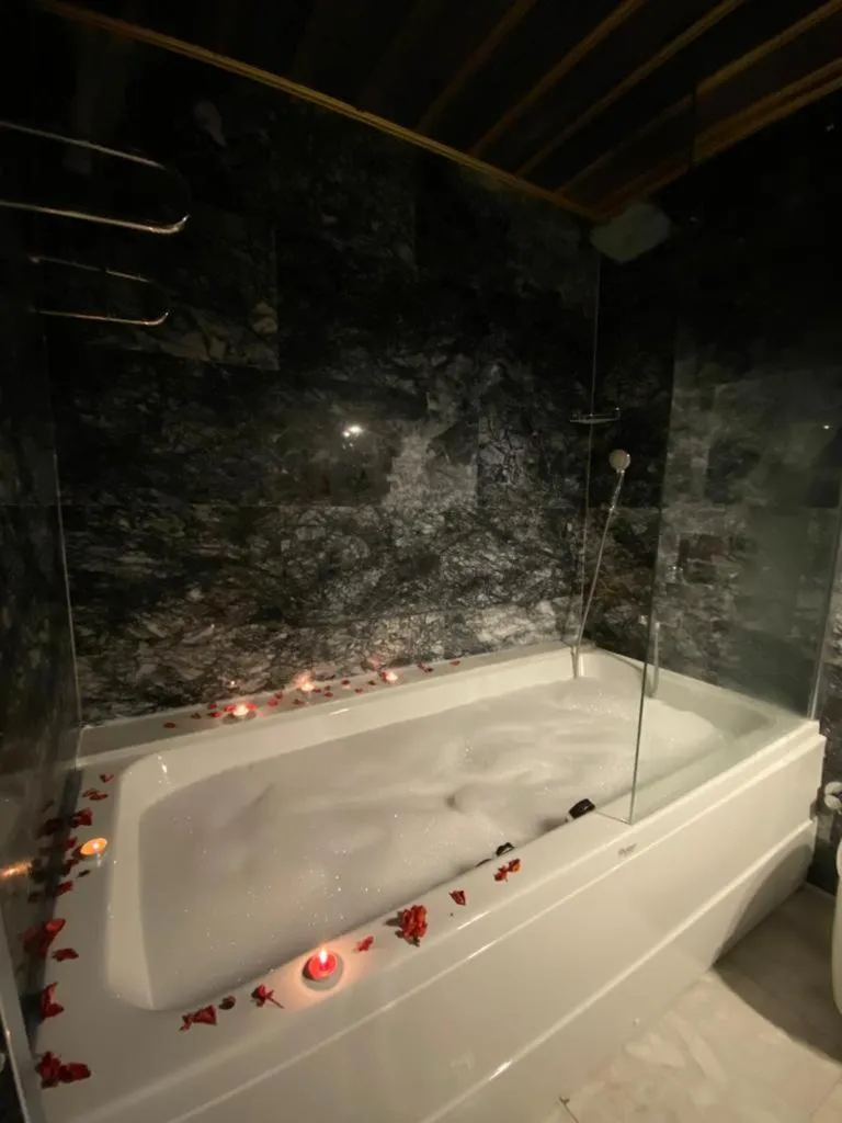 Bathroom in Foremanson Cave Hotel