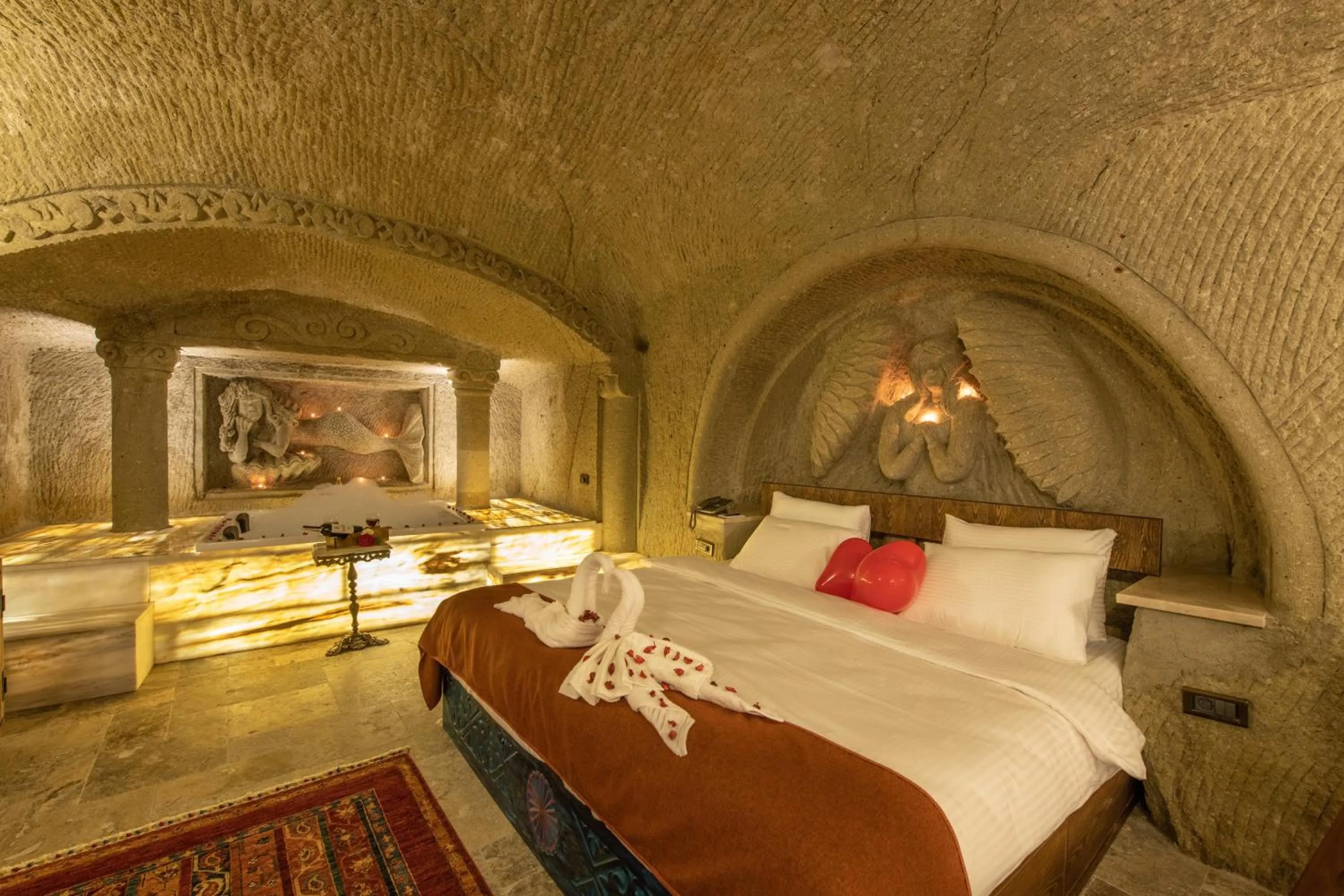 Photo of the whole room, Bed in Foremanson Cave Hotel