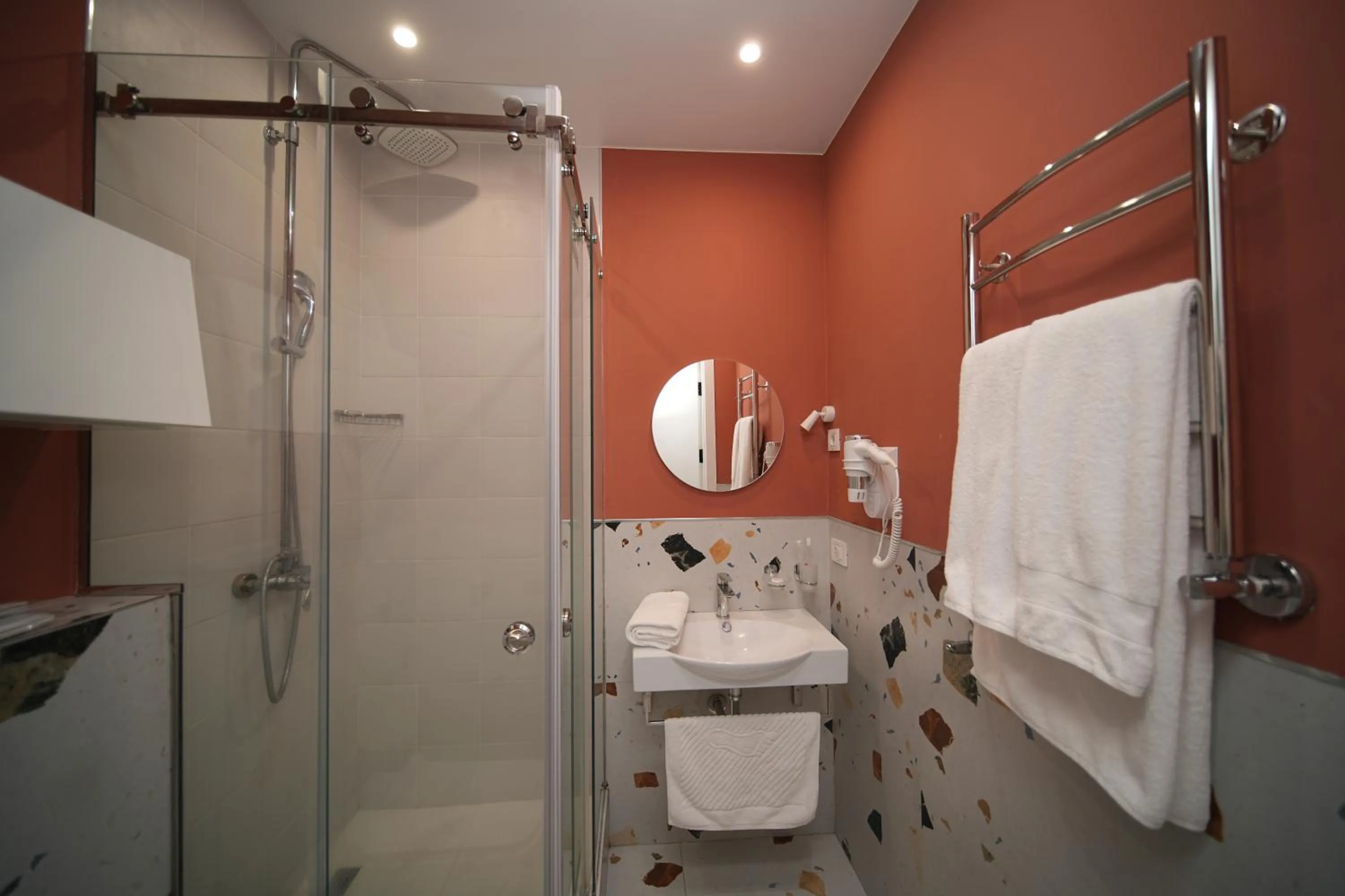 Shower in Sweet Home Apart-Hotel