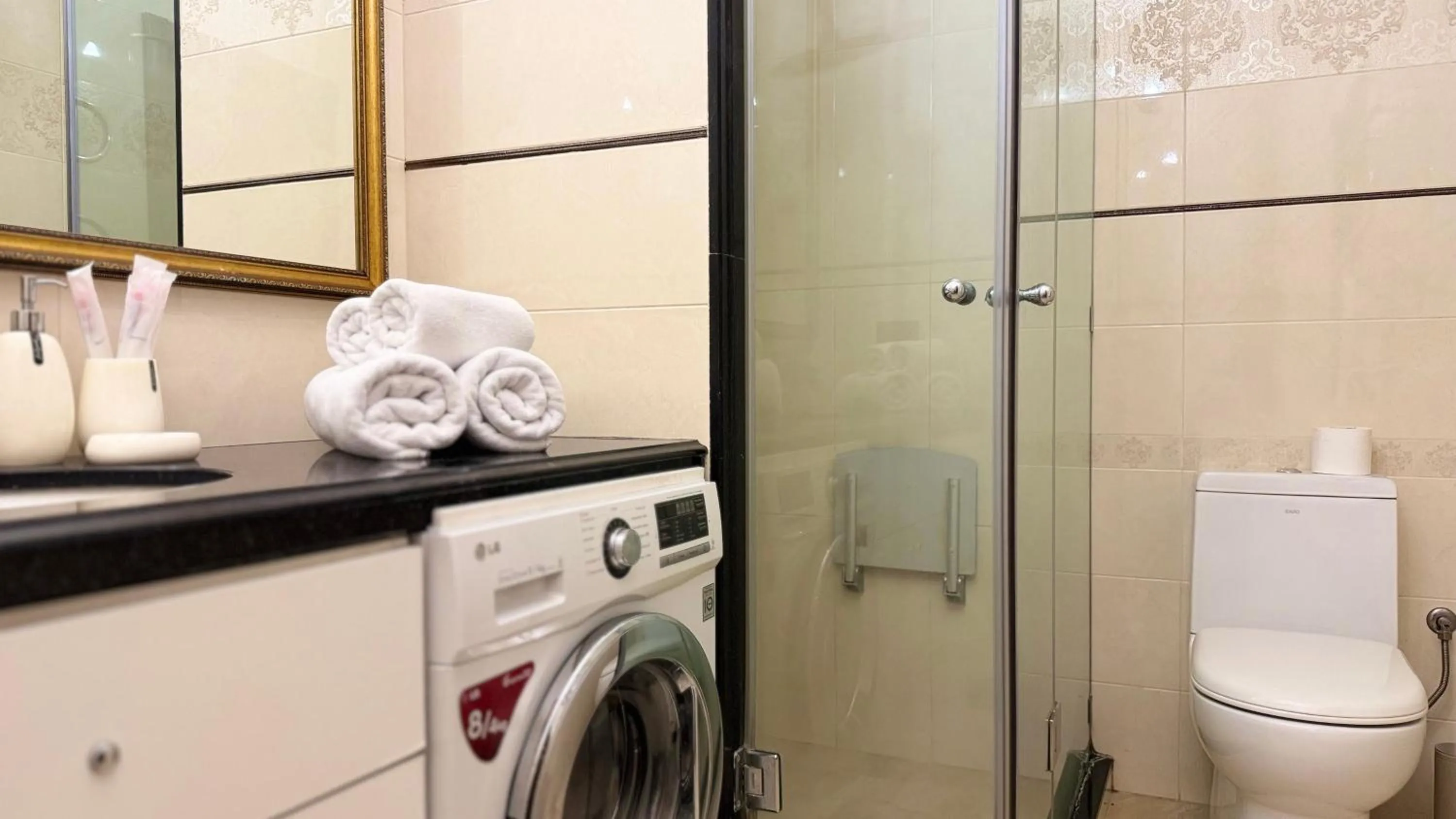 Shower in Sweet Home Apart-Hotel