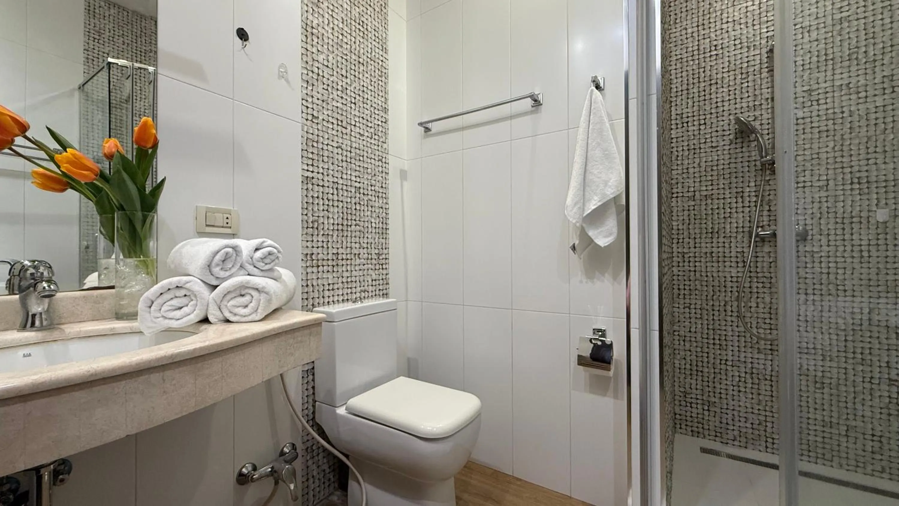 Shower in Sweet Home Apart-Hotel