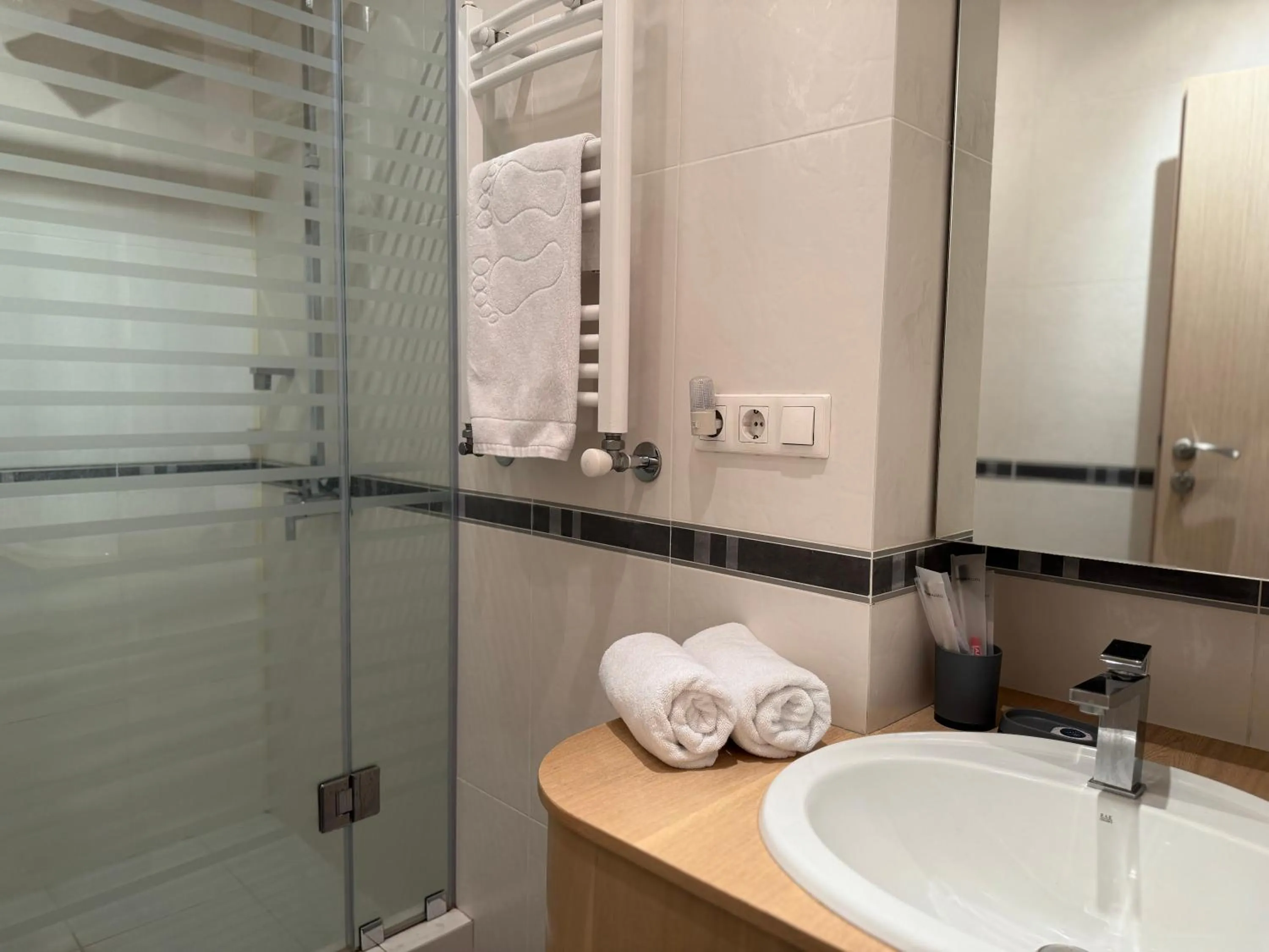 Shower in Sweet Home Apart-Hotel