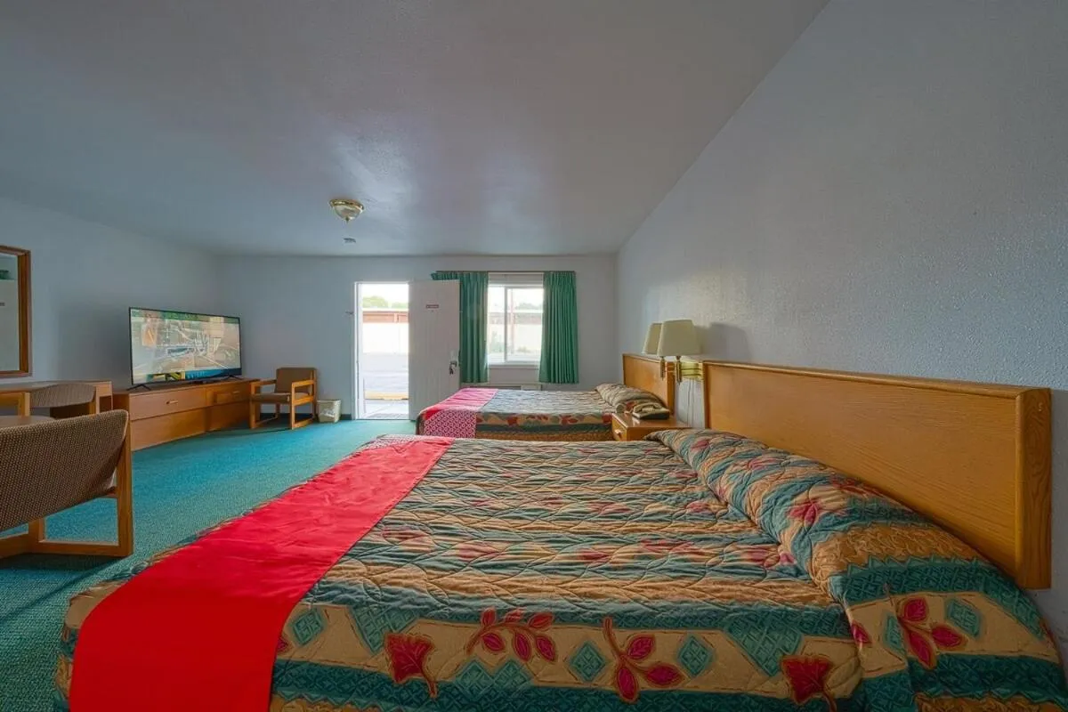 Bed in Budget 8 Motel