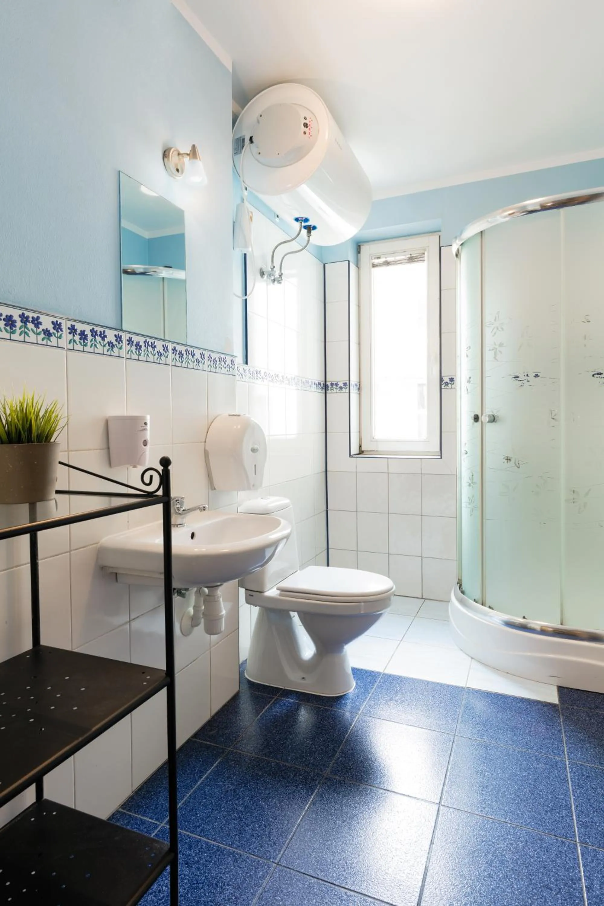 Shower in Dizzy Daisy Hostel