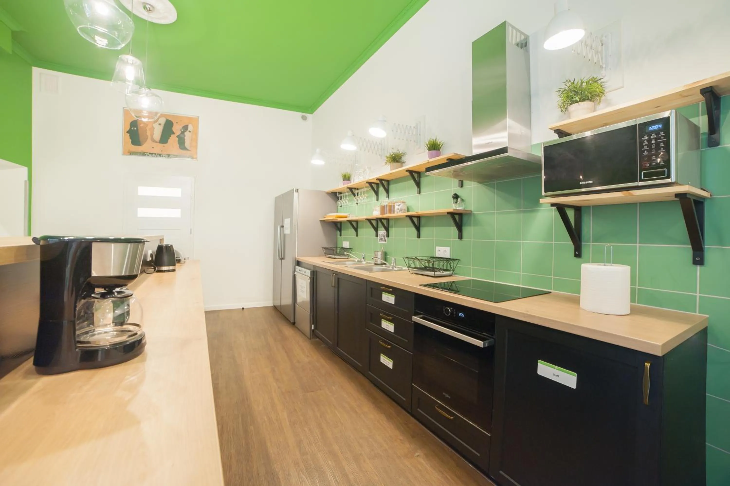 Kitchen or kitchenette in Dizzy Daisy Hostel