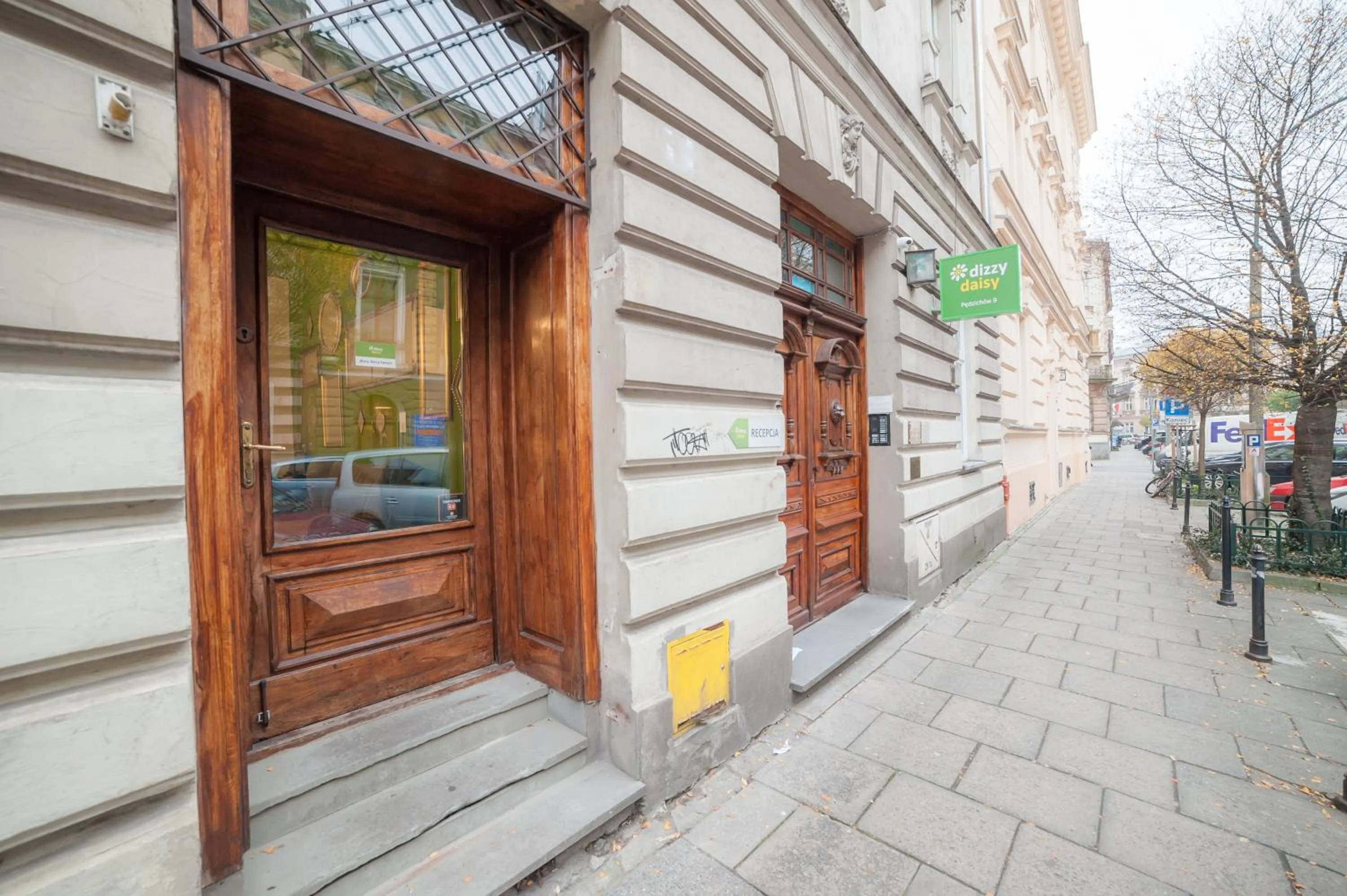 Facade/entrance in Dizzy Daisy Hostel