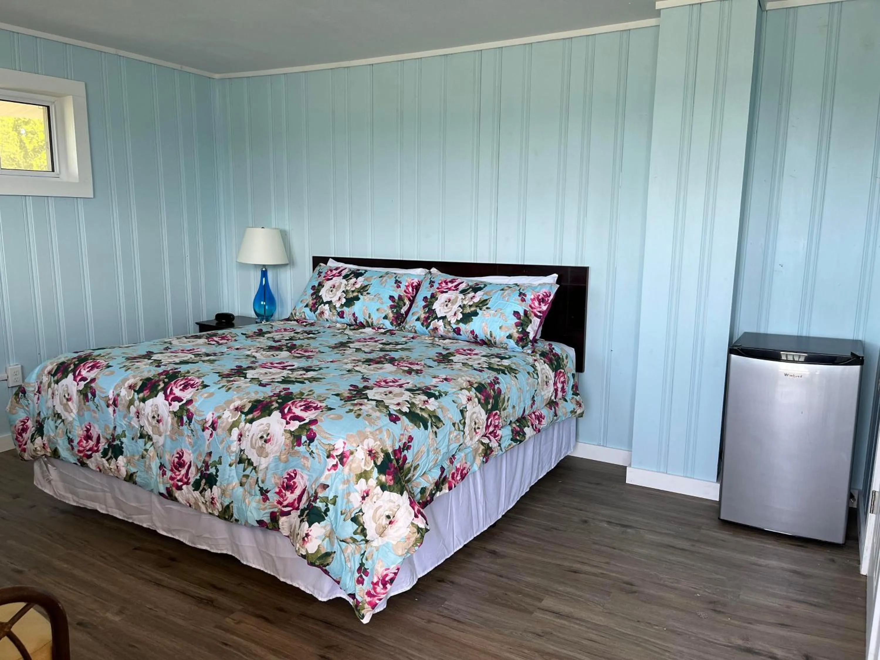 Bed in Pete's Lakefront Motel, LLC