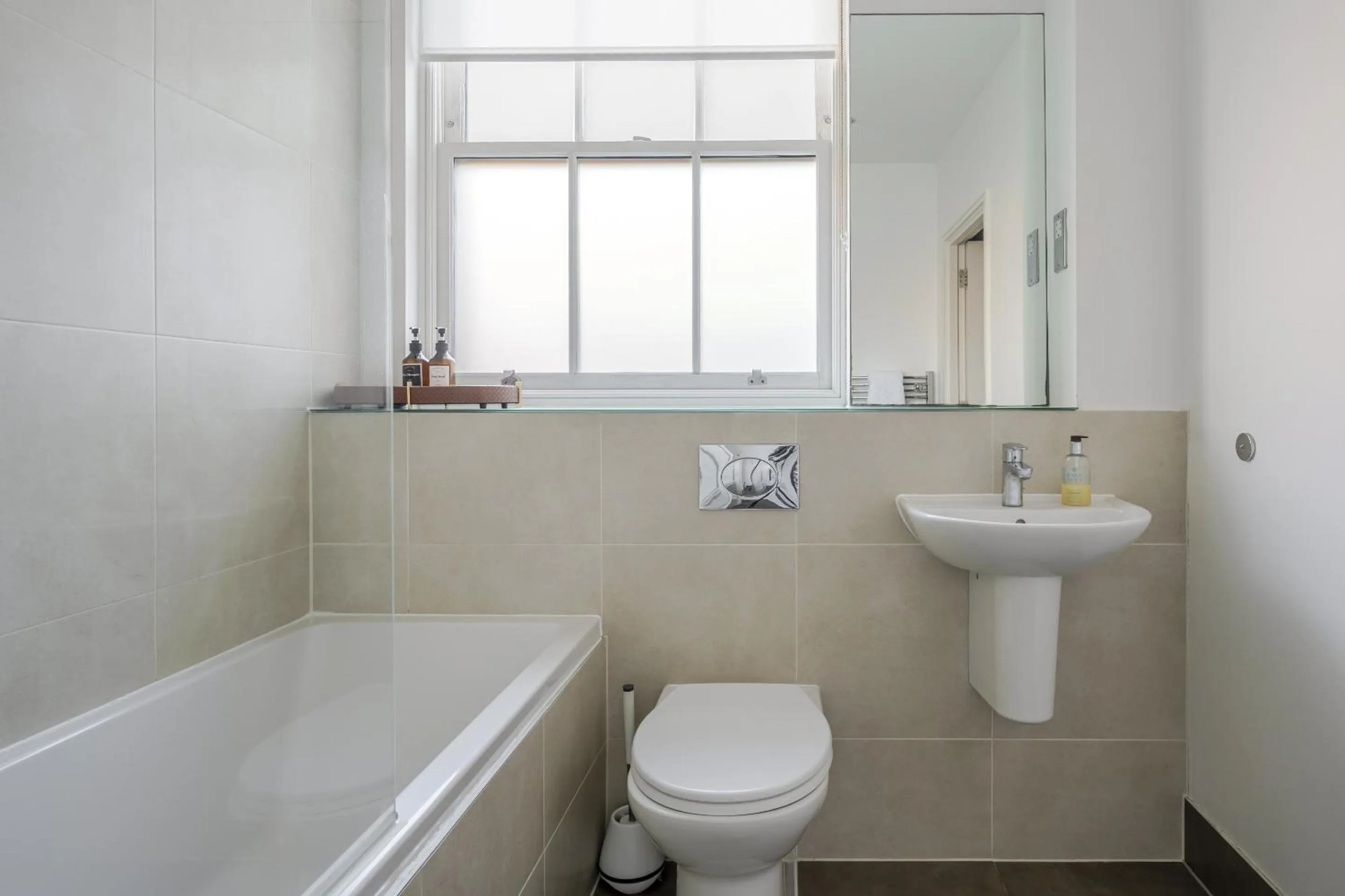 Bathroom in Luxurious 1 Bed House, Free Parking, Braintree Town with Sky TV