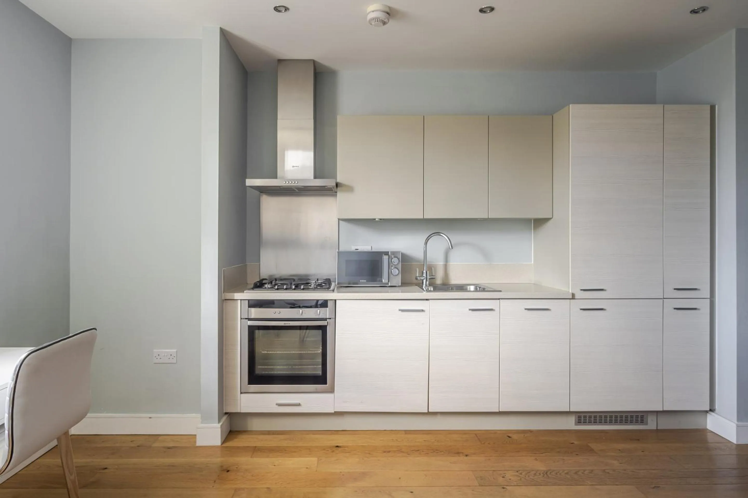 Kitchen or kitchenette in Luxurious 1 Bed House, Free Parking, Braintree Town with Sky TV