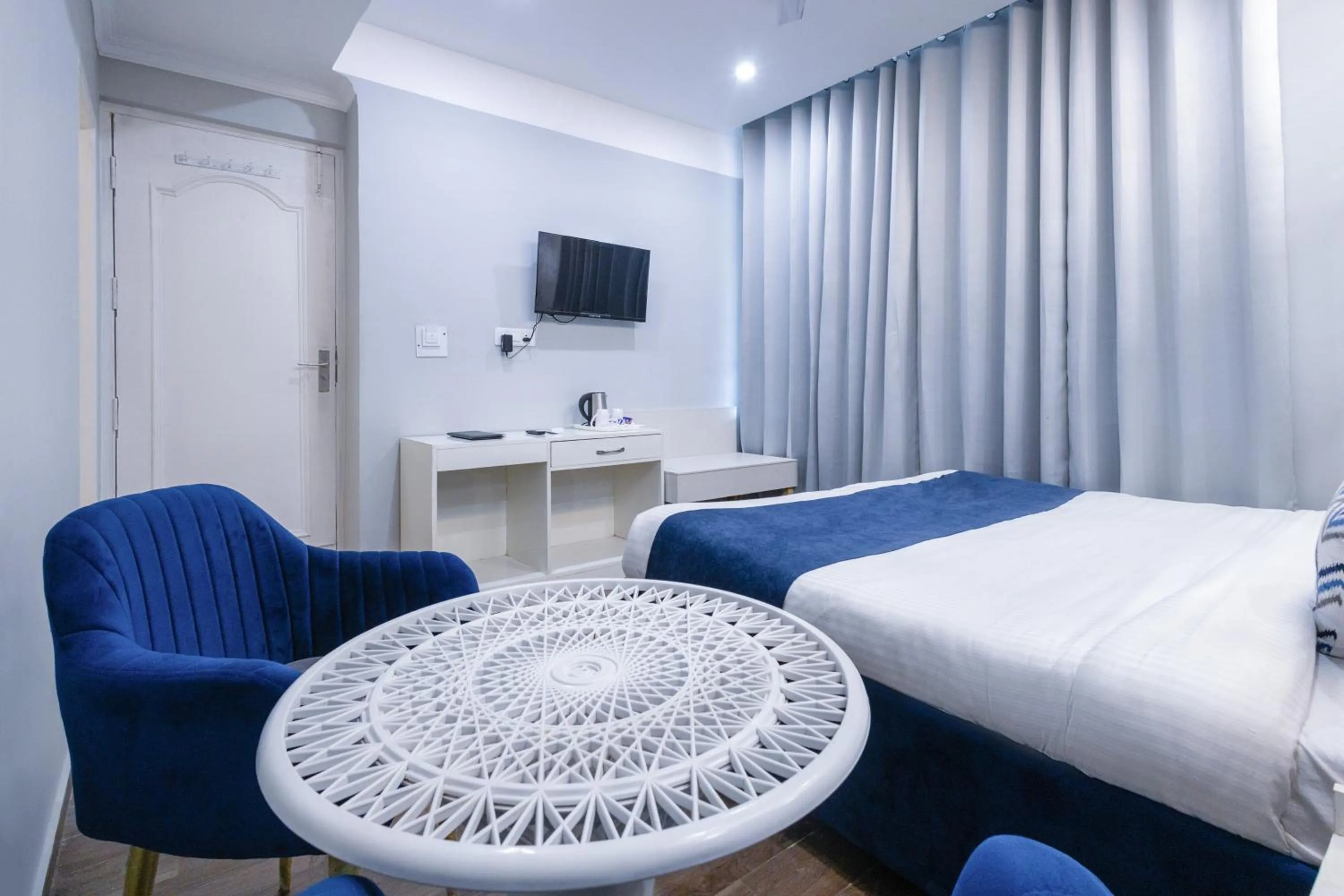 TV and multimedia, Bed in Hotel Downtown 17