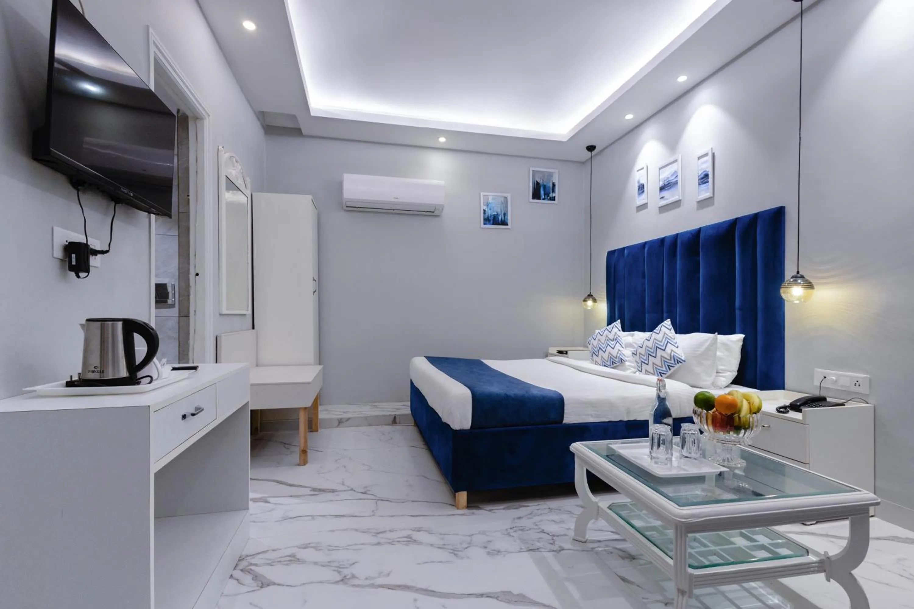 Bed in Hotel Downtown 17