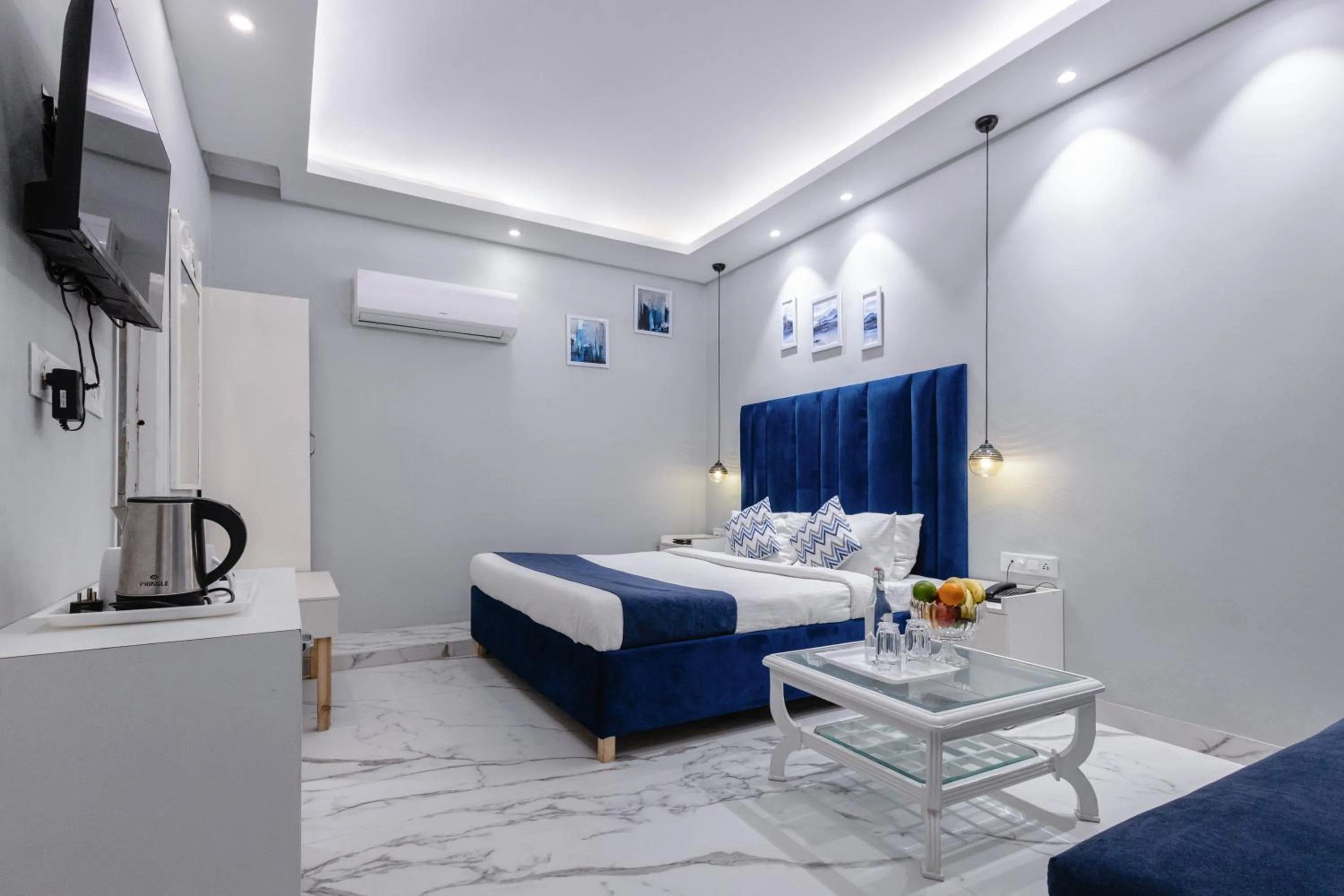 Bedroom, Bed in Hotel Downtown 17