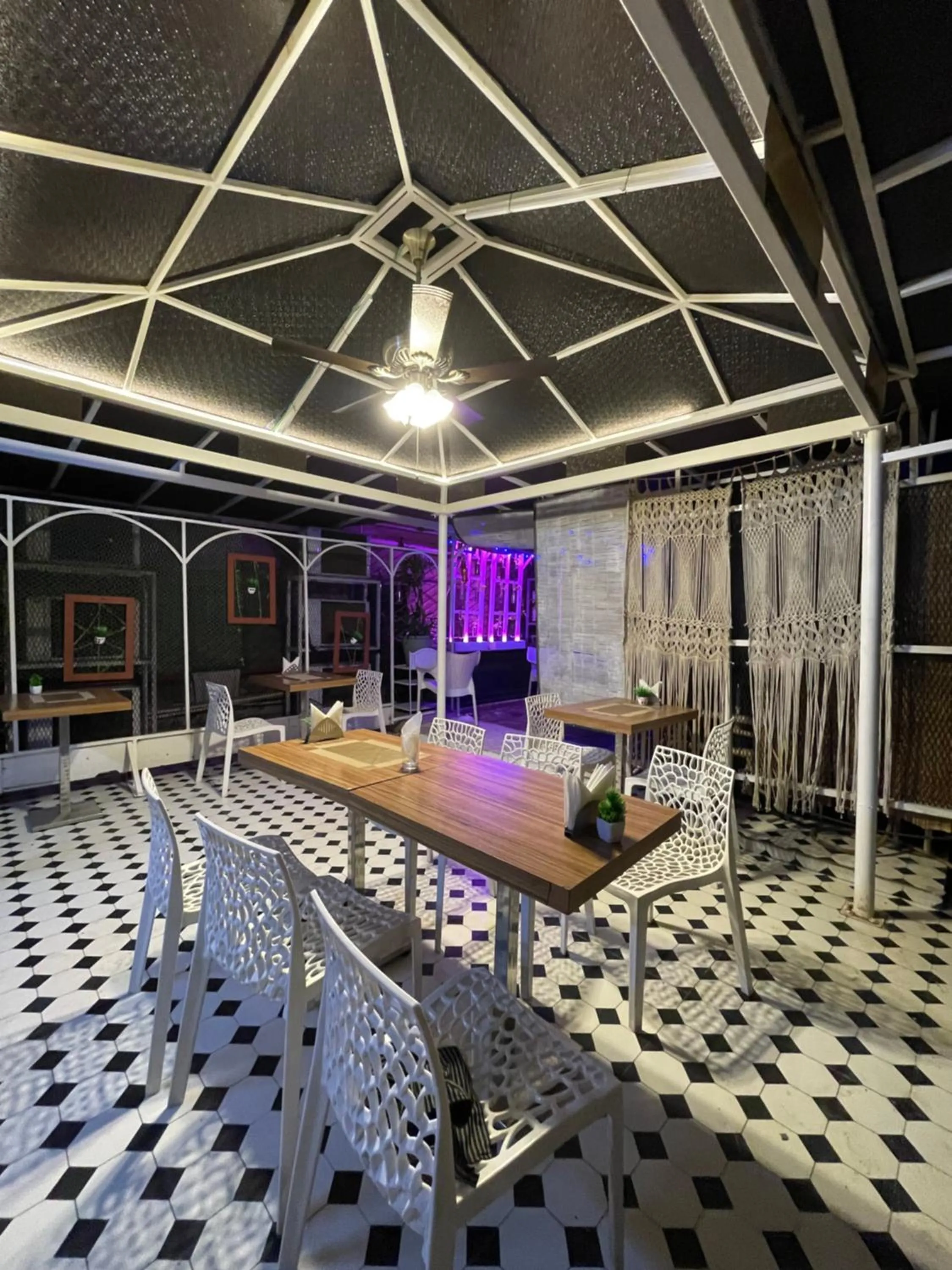 Dining area in Hotel Downtown 17