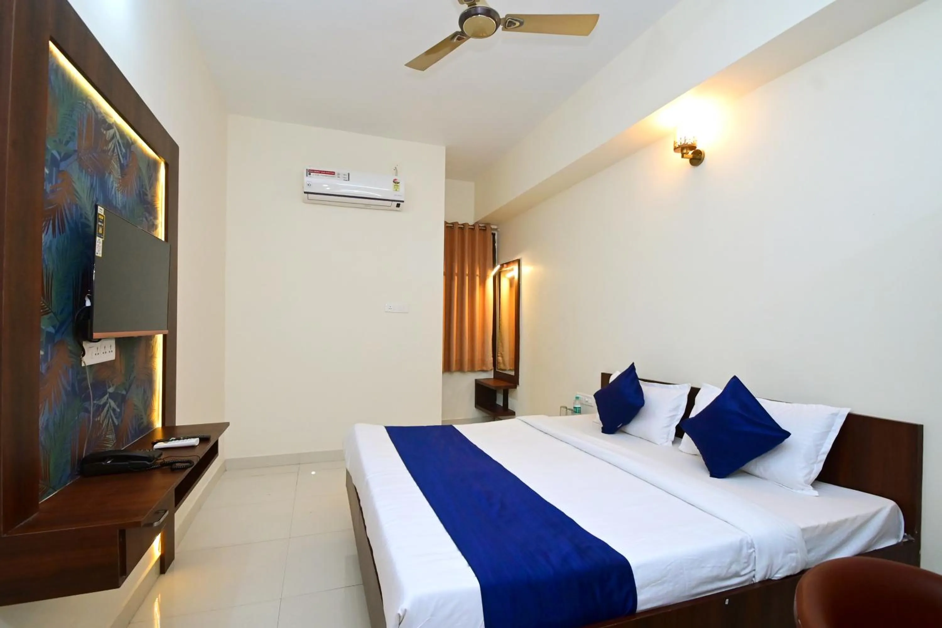 Communal lounge/ TV room, Bed in Hotel Hallmark By THC Group