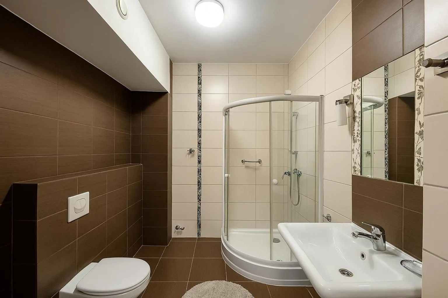 Shower in Hotel Junior 2