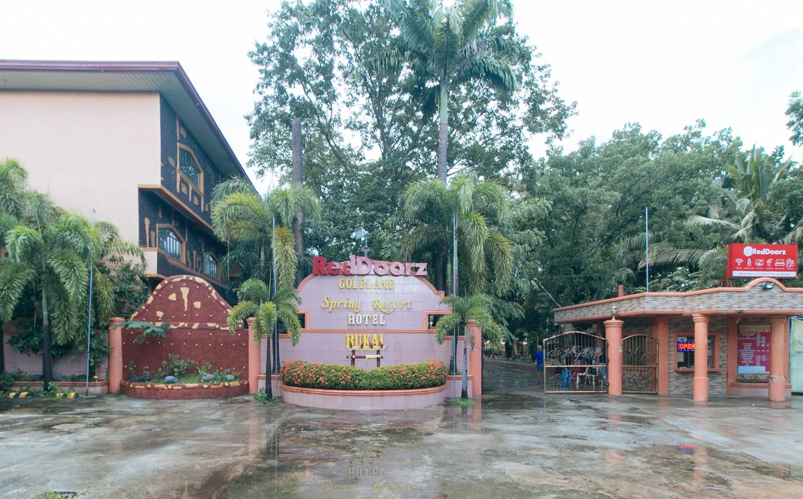 Facade/entrance in RedDoorz @ Goldland Spring Resort Urdaneta City