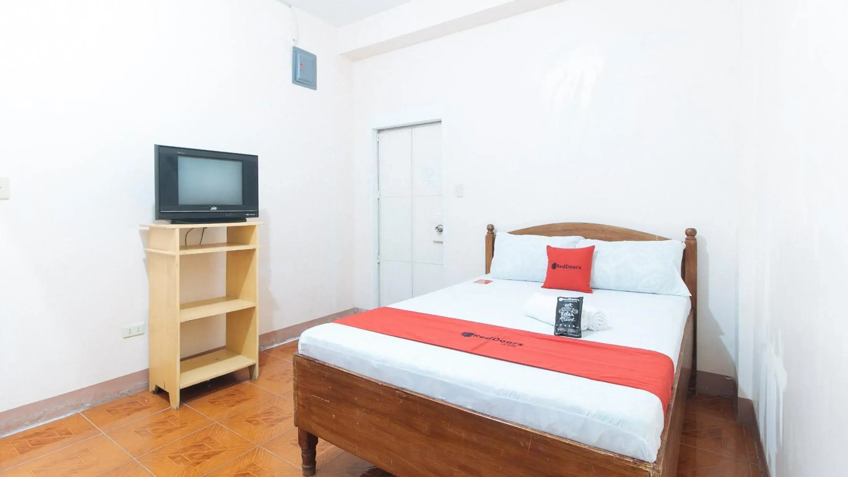 Double Room in RedDoorz @ Goldland Spring Resort Urdaneta City Double Room in RedDoorz @ Goldland Spring Resort Urdaneta City